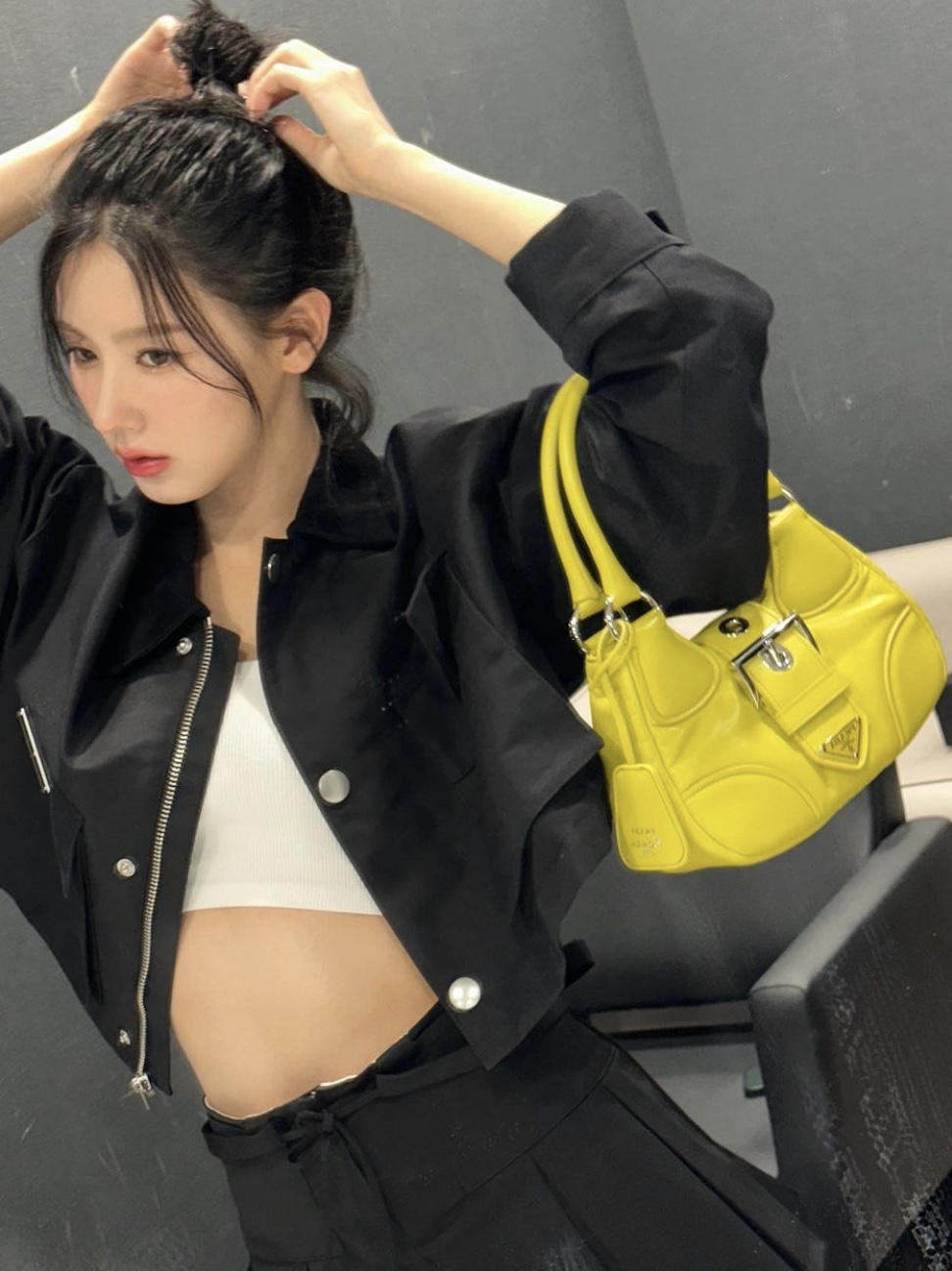 Prada Moon Padded Nappa Leather Bag Citron Green 착용 스타일 - 2