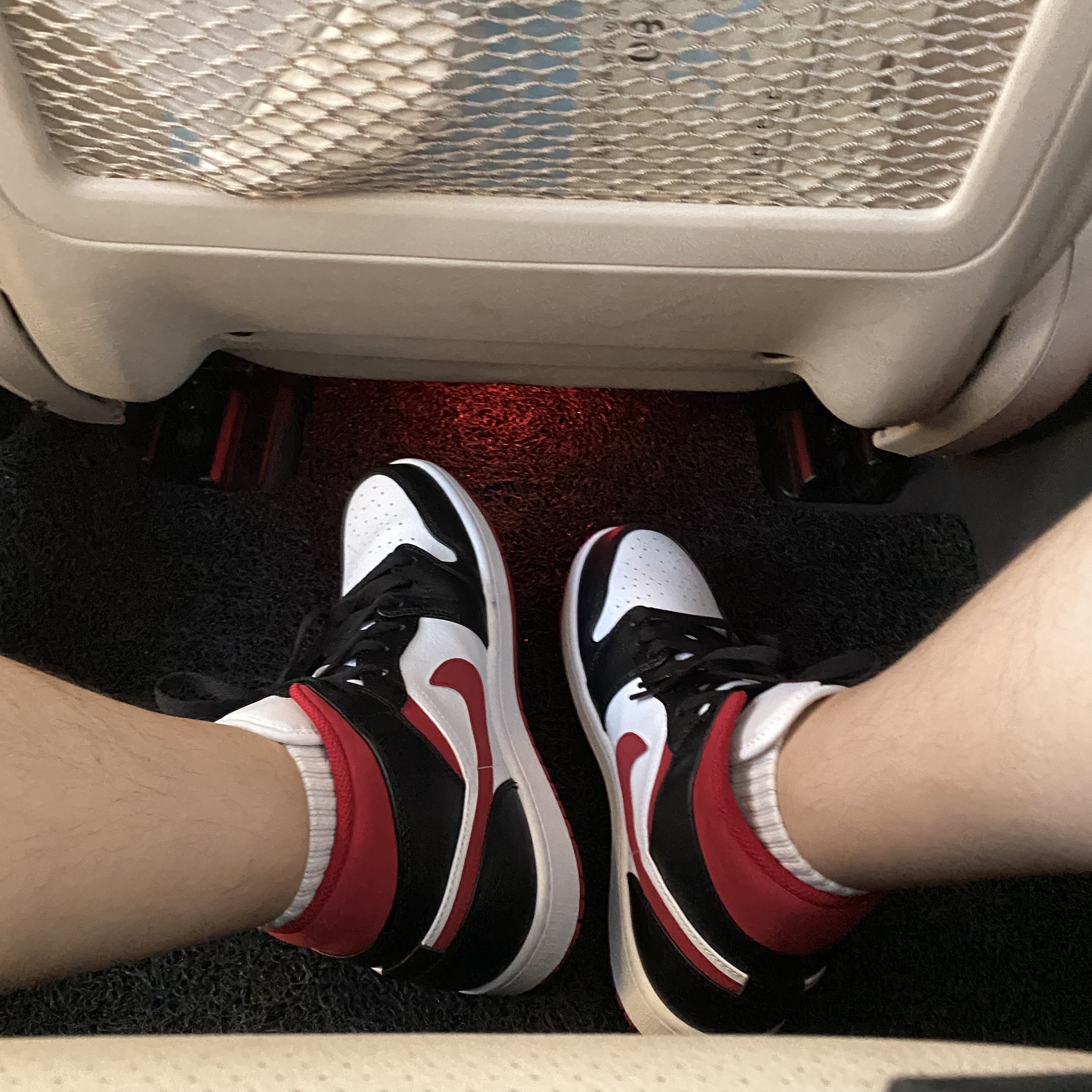 Jordan 1 Mid Gym Red Black White 착용 스타일 - 2
