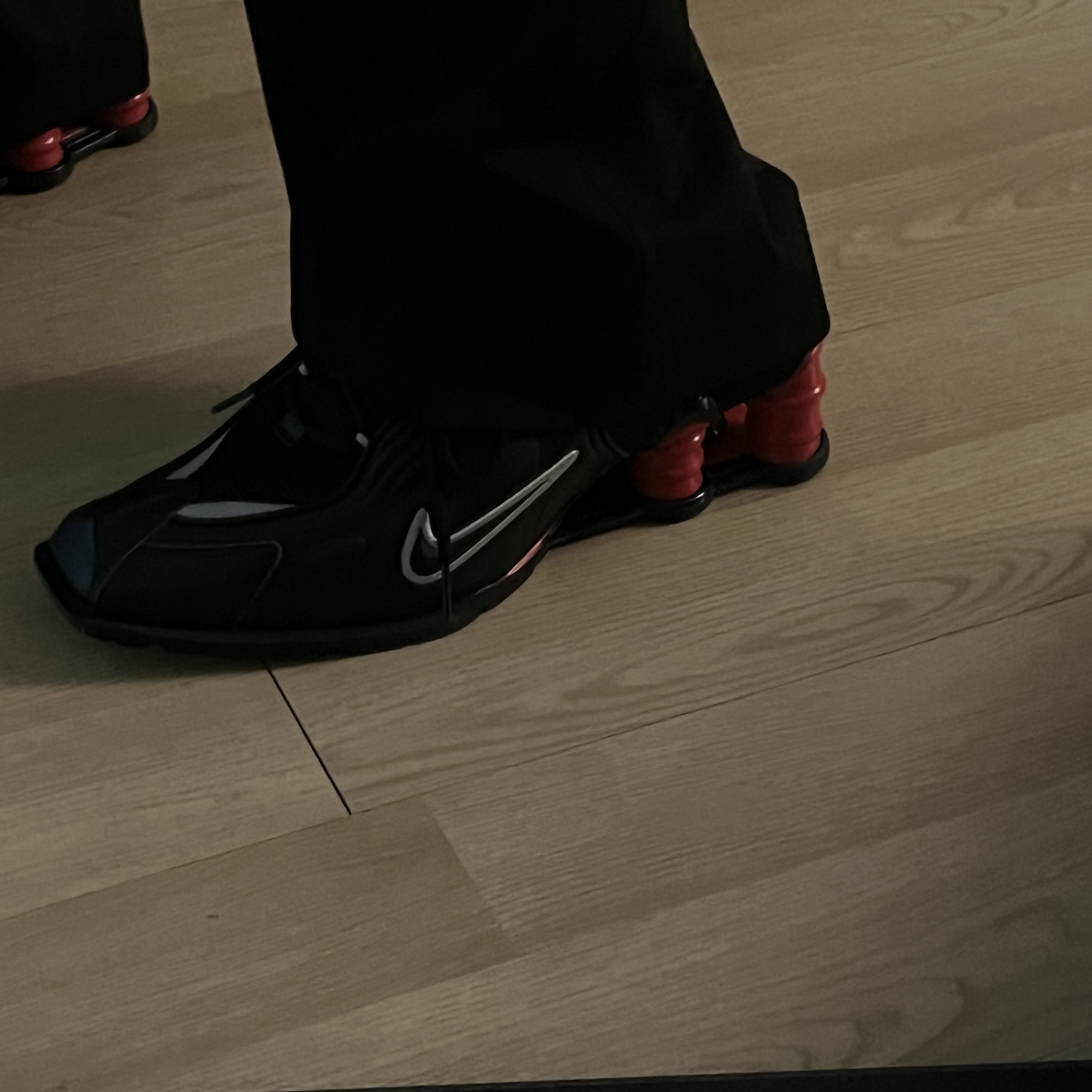 Nike x Martine Rose Shox MR4 Black 착용 스타일 - 1