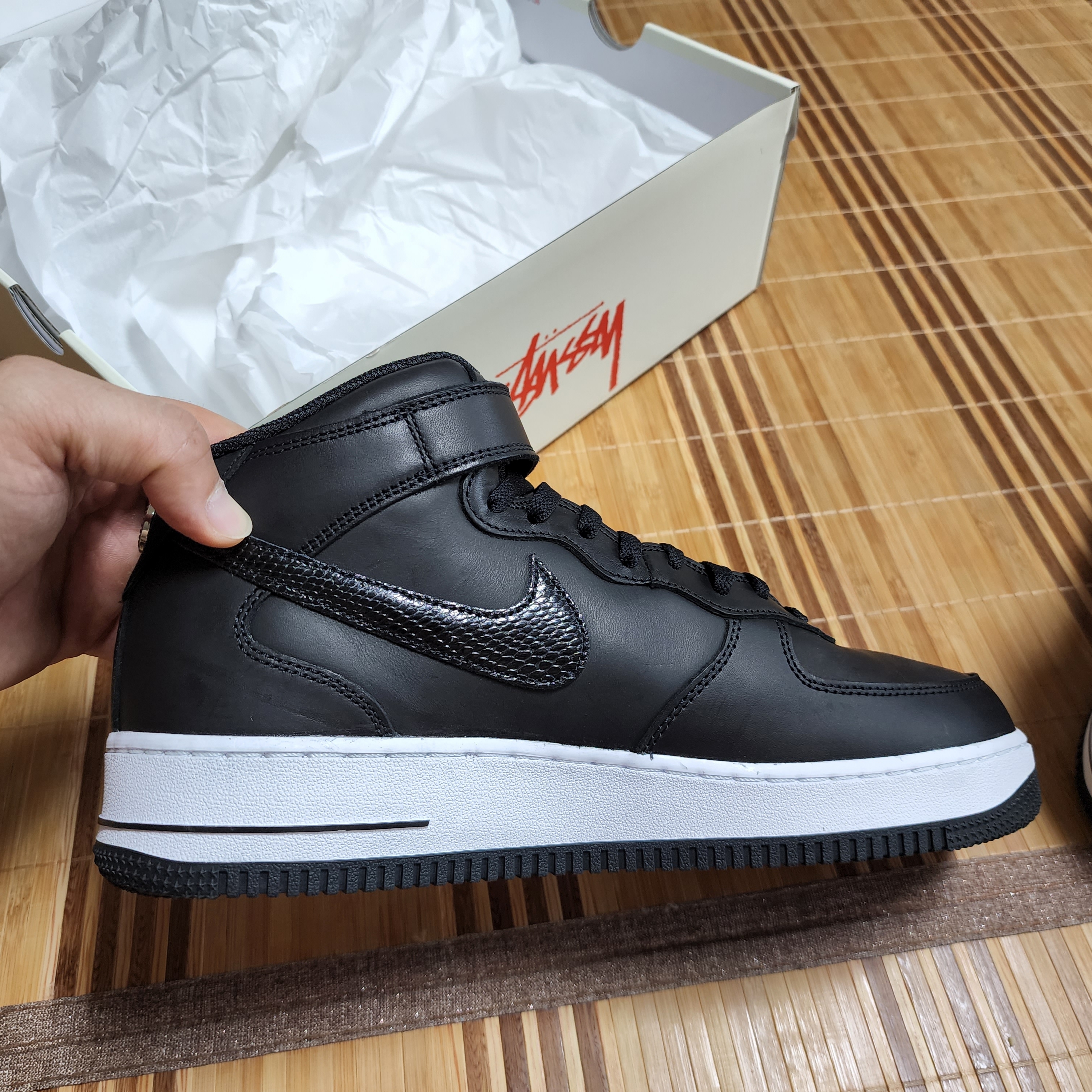 Nike x Stussy Air Force 1 '07 Mid SP Black 착용 스타일 - 4