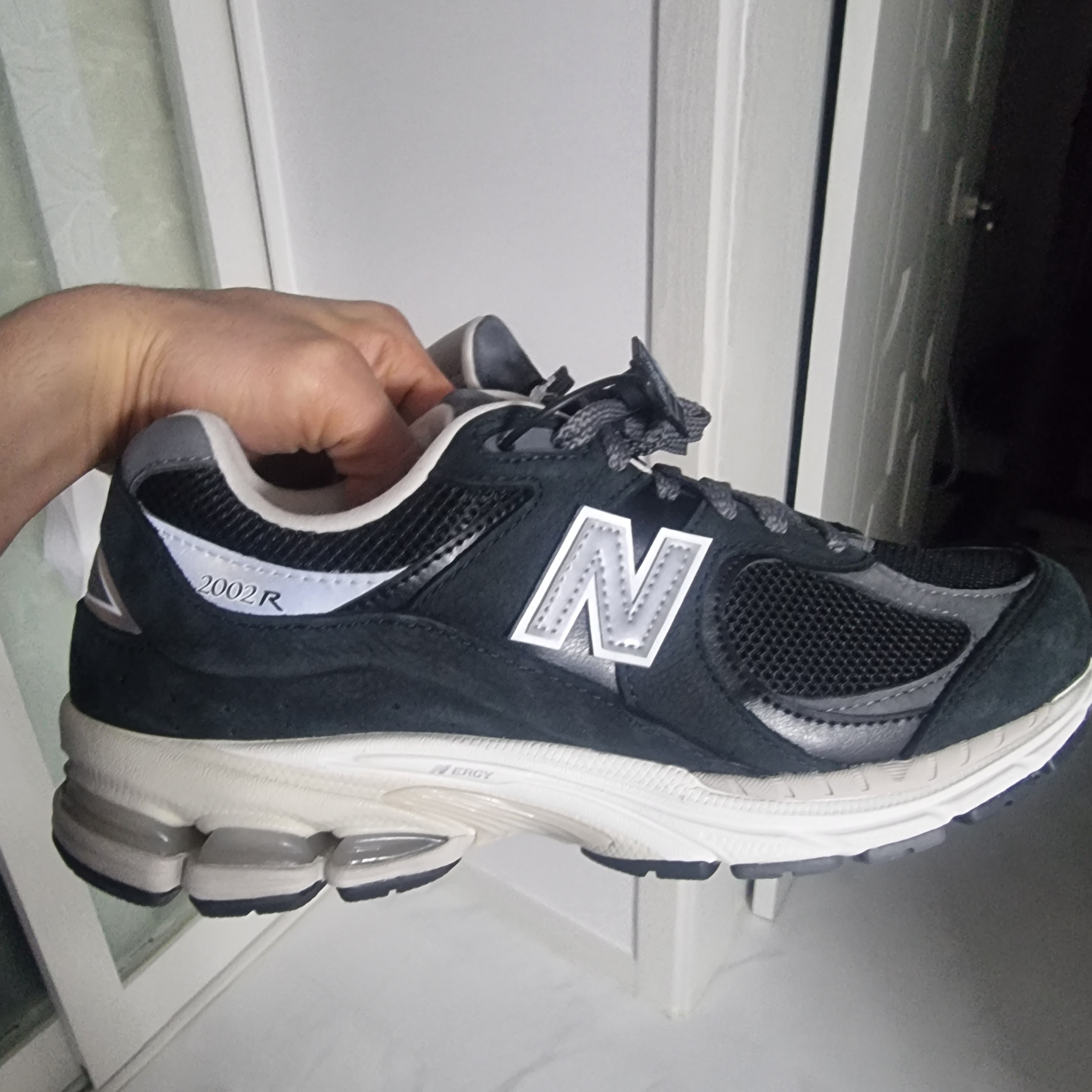 New Balance 2002R Premium Vintage Black 착용 스타일