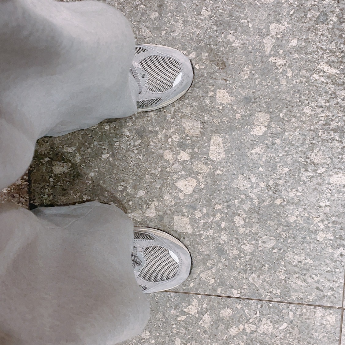 New Balance 2002R Grey 착용 스타일
