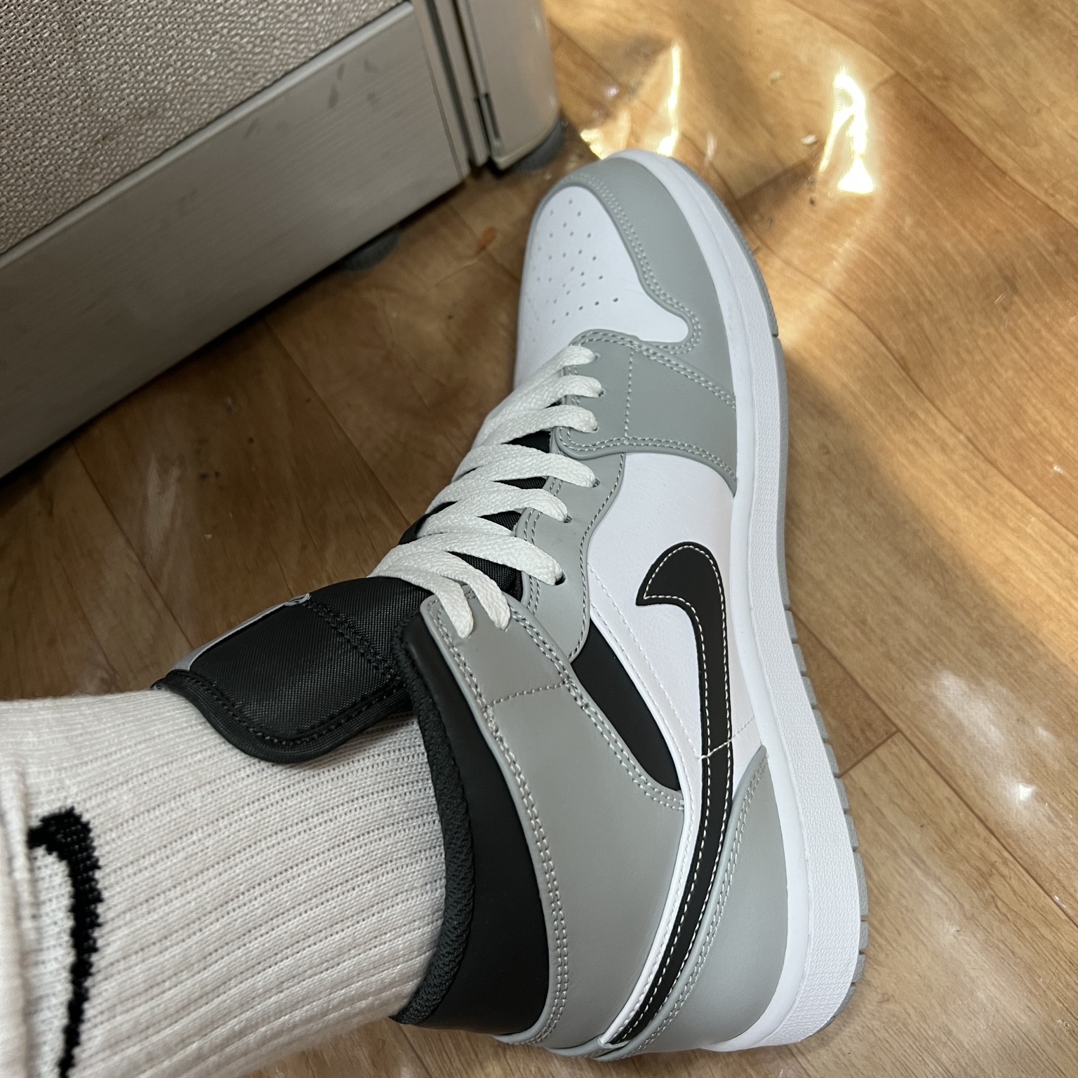 Jordan 1 Mid Light Smoke Grey Anthracite 착용 스타일 - 2