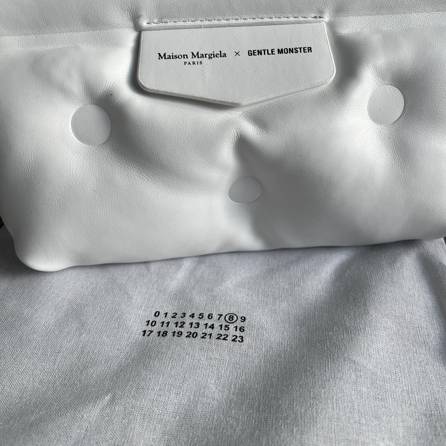 Gentle Monster x Maison Margiela MM003 White Black 착용 스타일 - 3