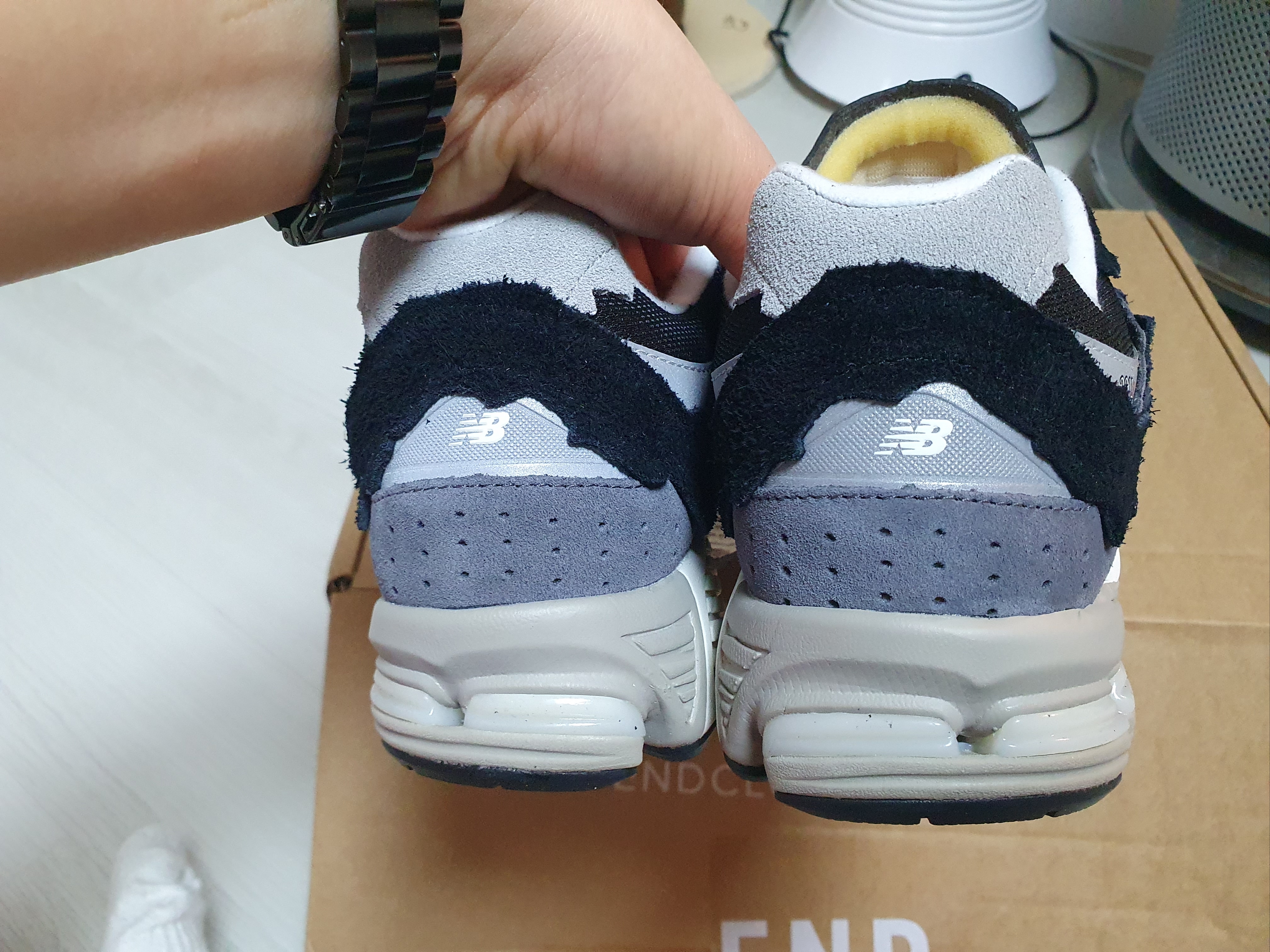 New Balance 2002R Protection Pack Navy, New Balance 2002R Protection Pack Black Grey 착용 스타일 - 4