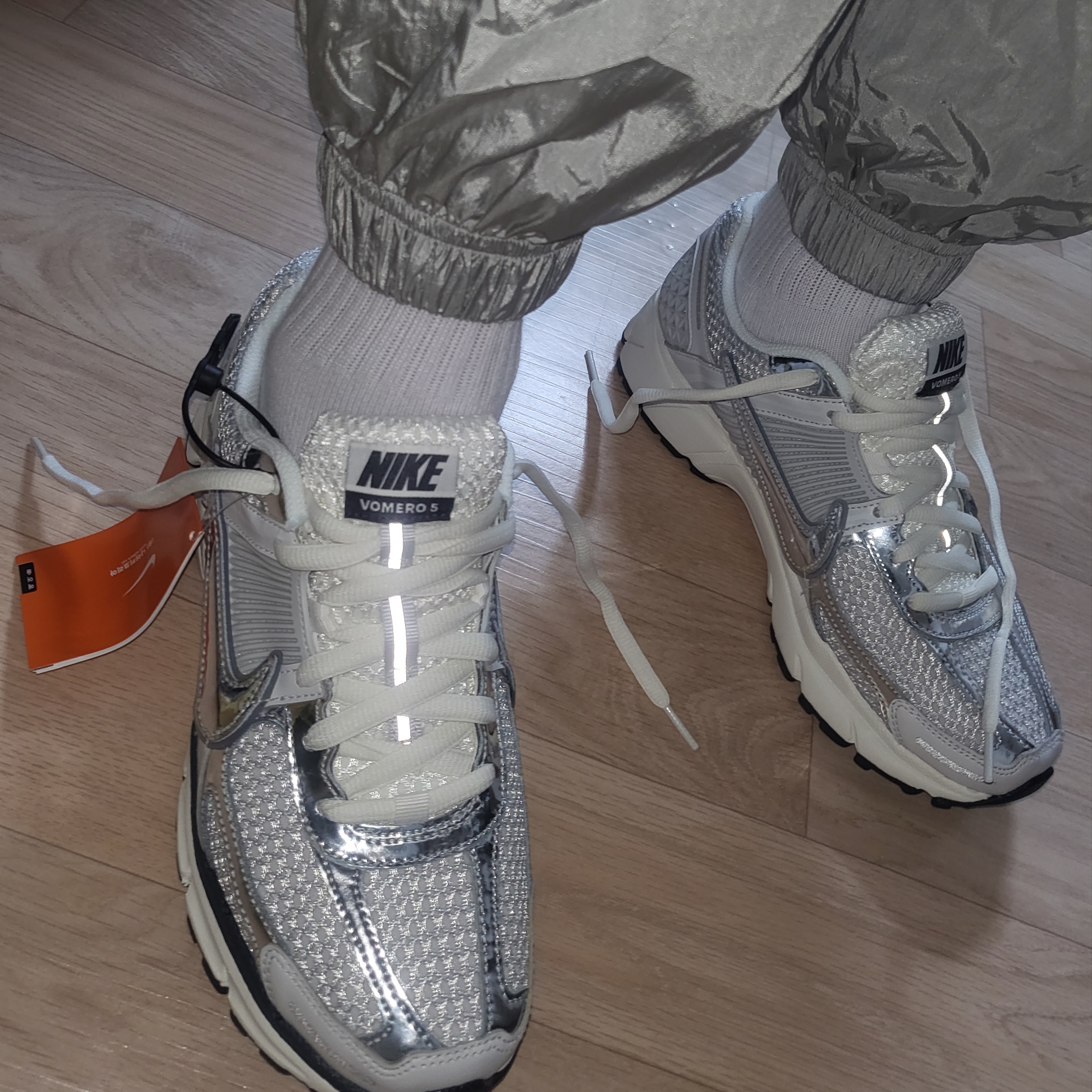 (W) Nike Zoom Vomero 5 Photon Dust and Metallic Silver 착용 스타일