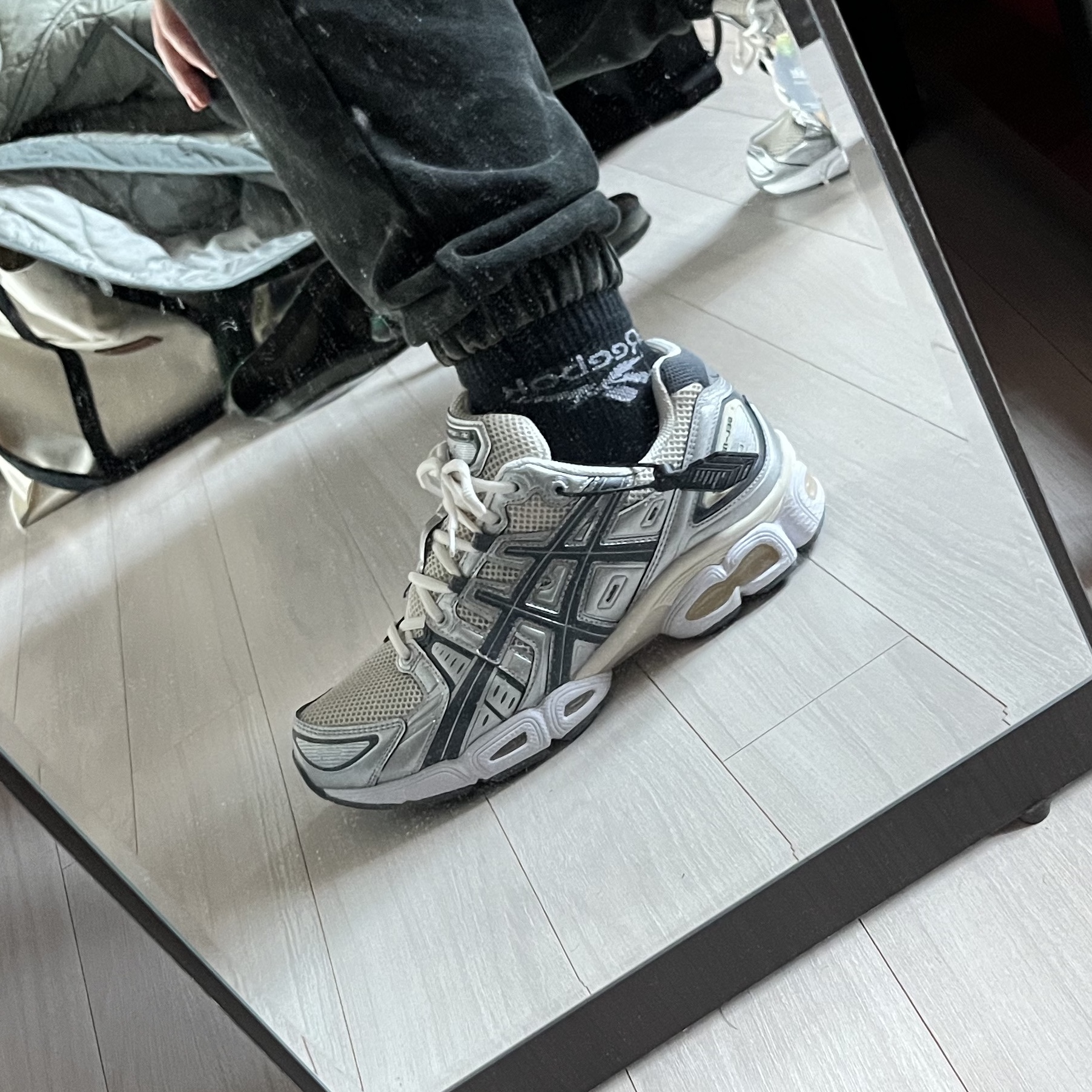 Asics Gel-Nimbus 9 Pure Silver Metropolis 착용 스타일 - 2
