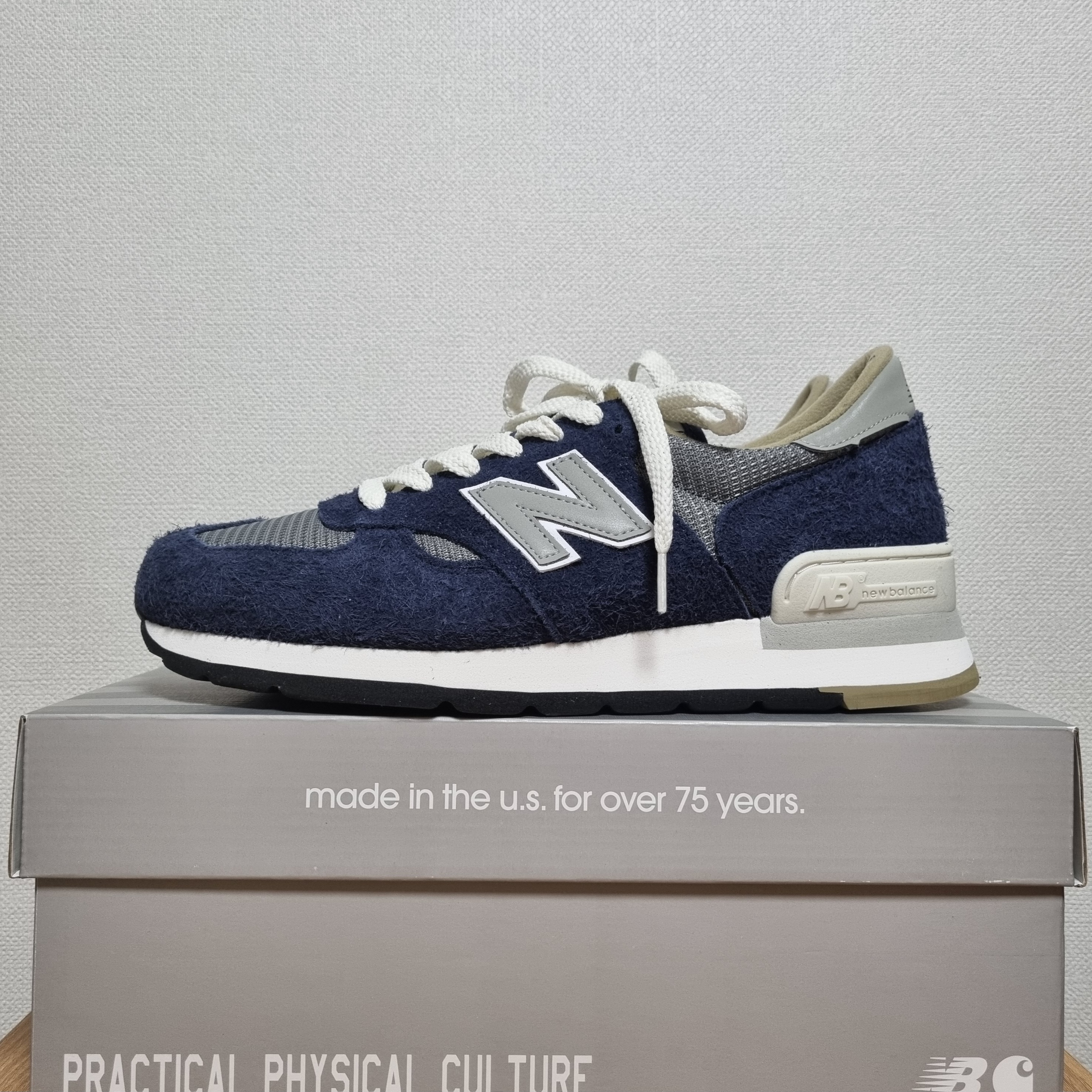 New Balance x Carhartt WIP 990v1 Made in USA Sculpture Center 착용 스타일 - 1