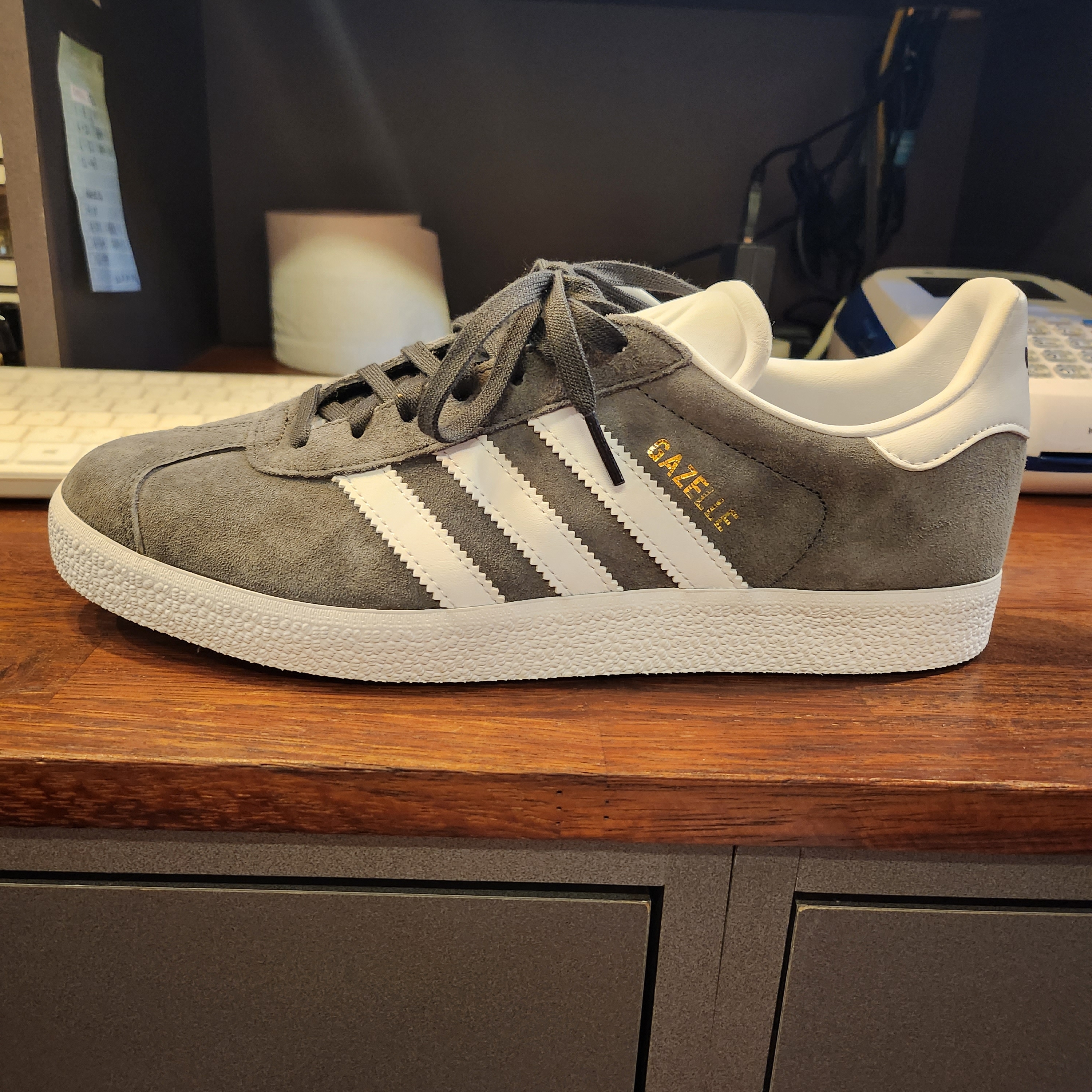 Adidas Gazelle Solid Grey 착용 스타일 - 1