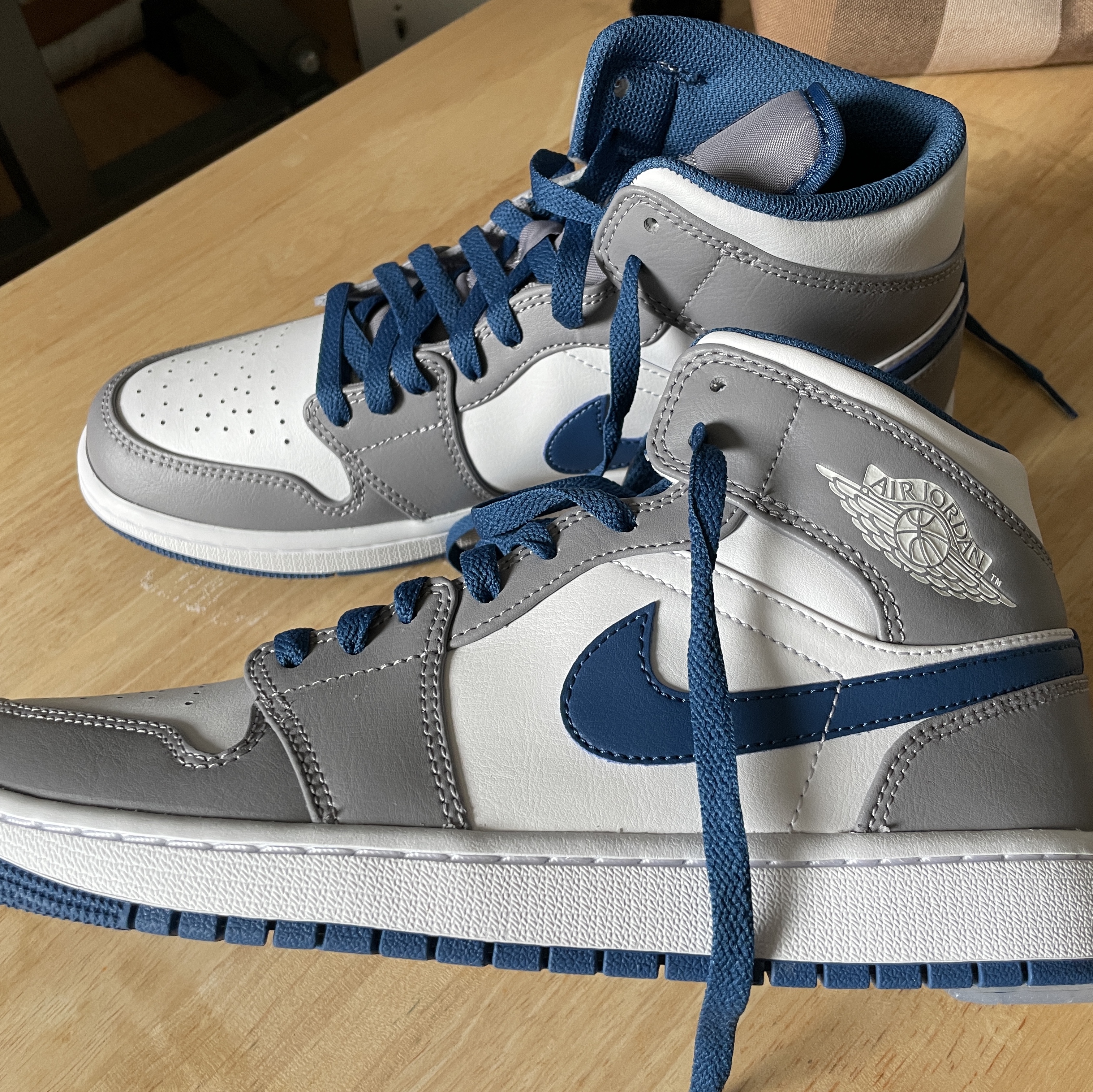 Jordan 1 Mid Cement Grey True Blue 착용 스타일 - 3