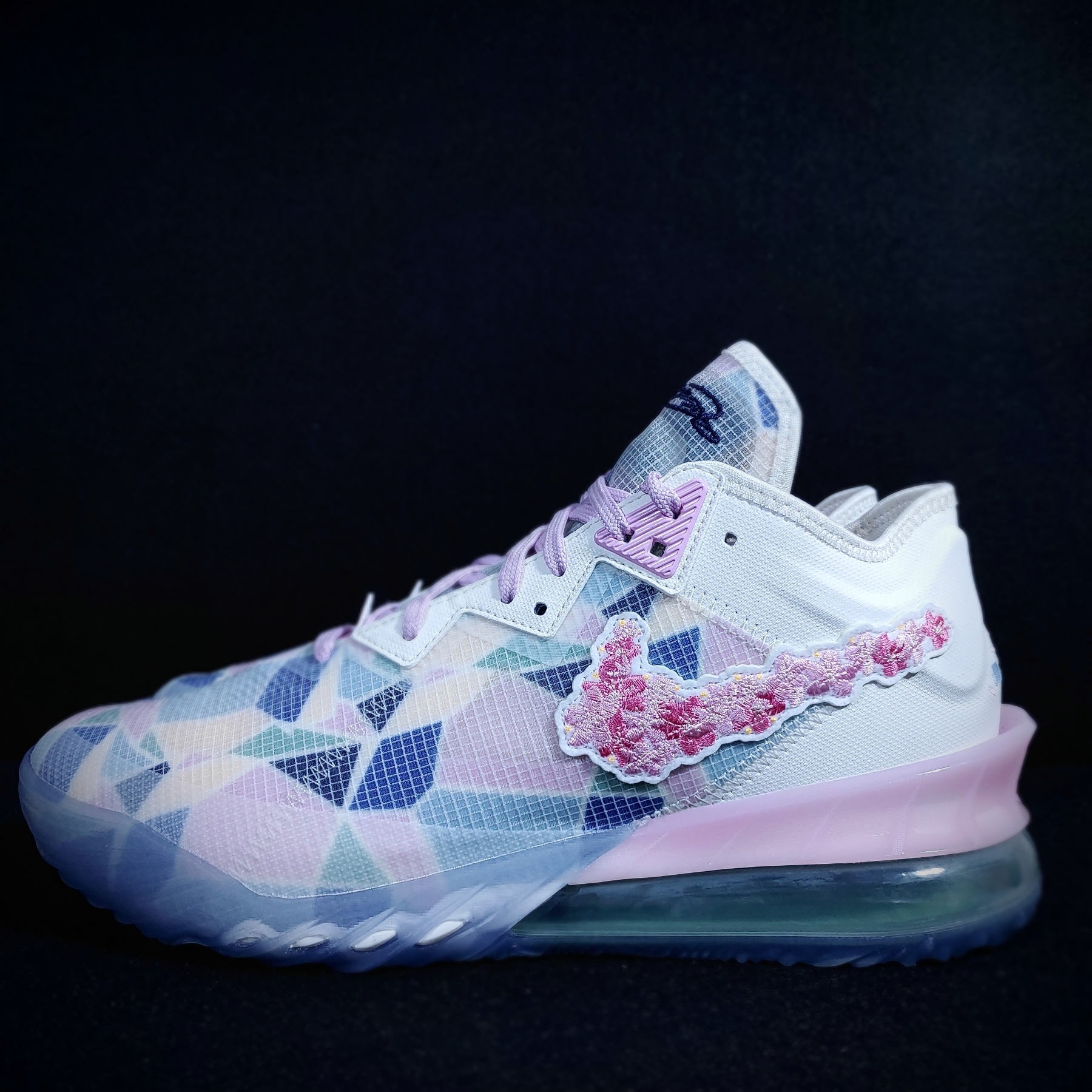 Nike x Atmos LeBron 18 Low Light Arctic Pink 착용 스타일 - 2