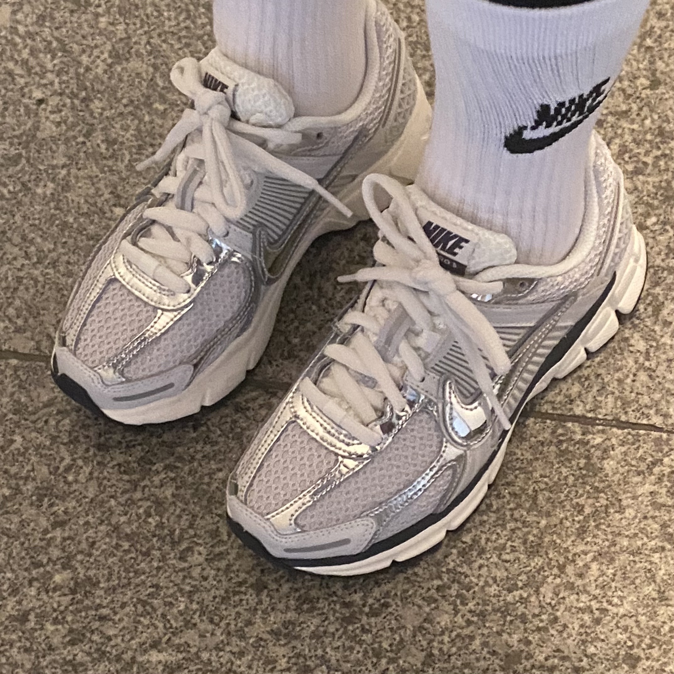 (W) Nike Zoom Vomero 5 Photon Dust and Metallic Silver 착용 스타일