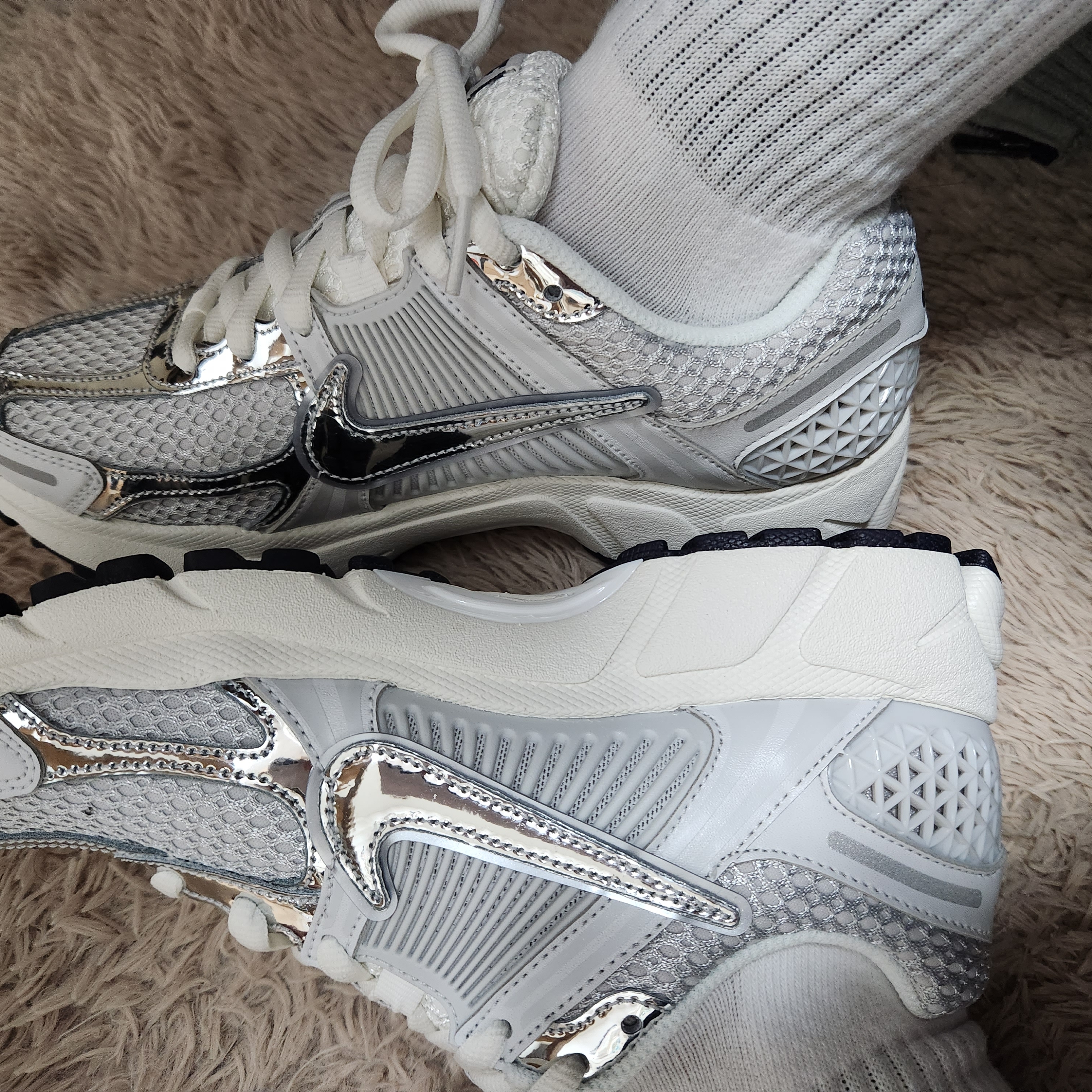 (W) Nike Zoom Vomero 5 Photon Dust and Metallic Silver 착용 스타일
