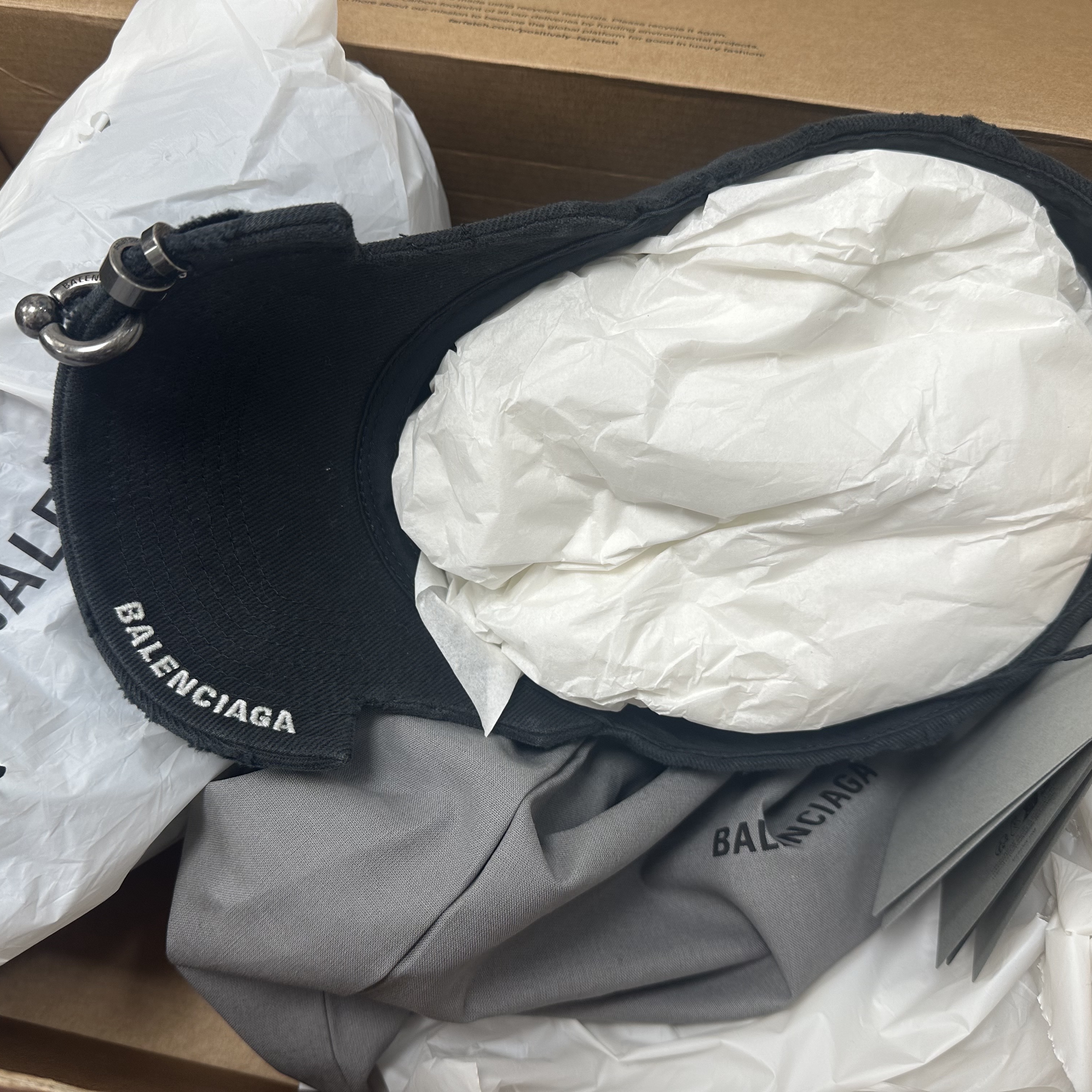 Balenciaga Heavy Piercing Cap Faded Black 착용 스타일 - 2