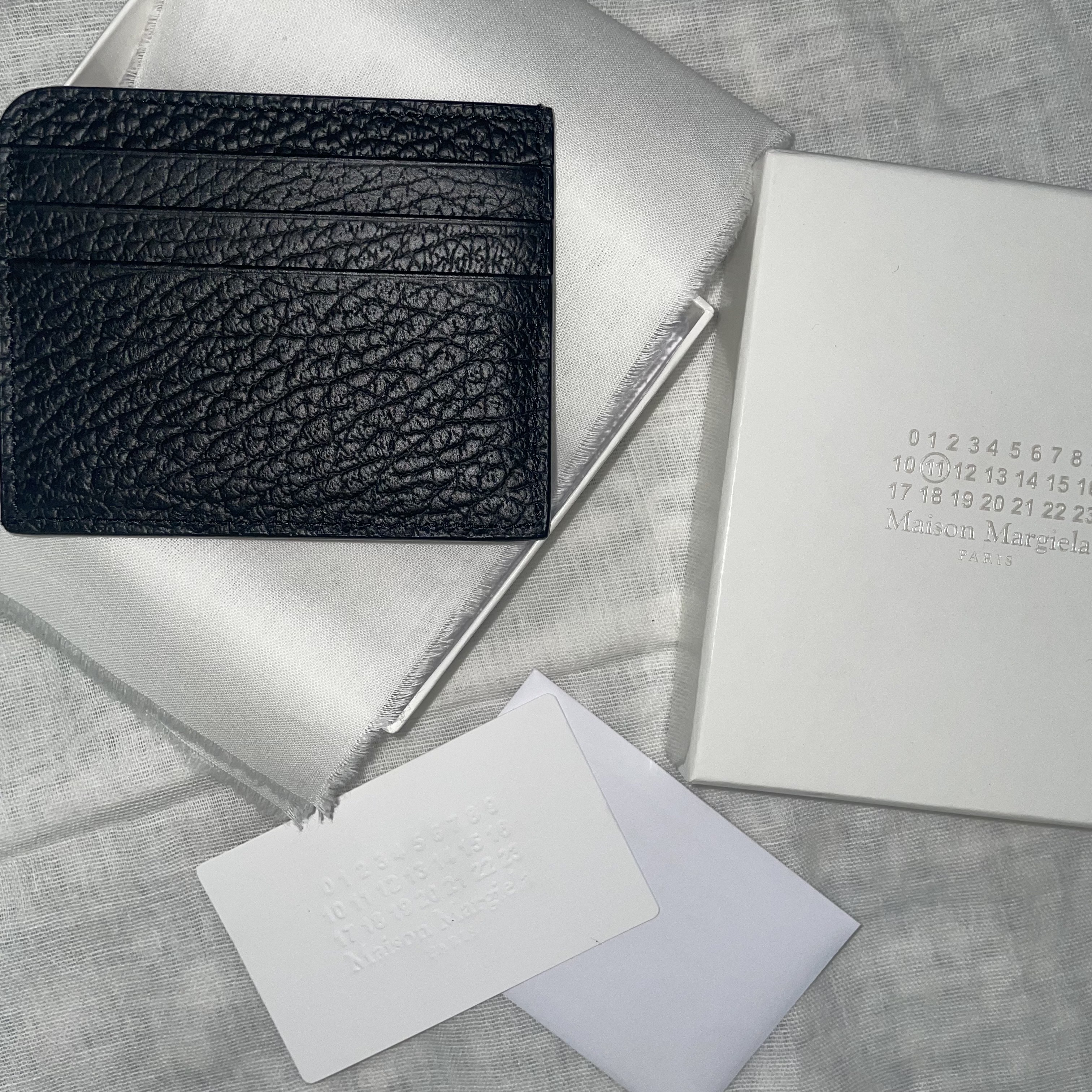 Maison Margiela Stitch Card Holder Black 착용 스타일 - 3