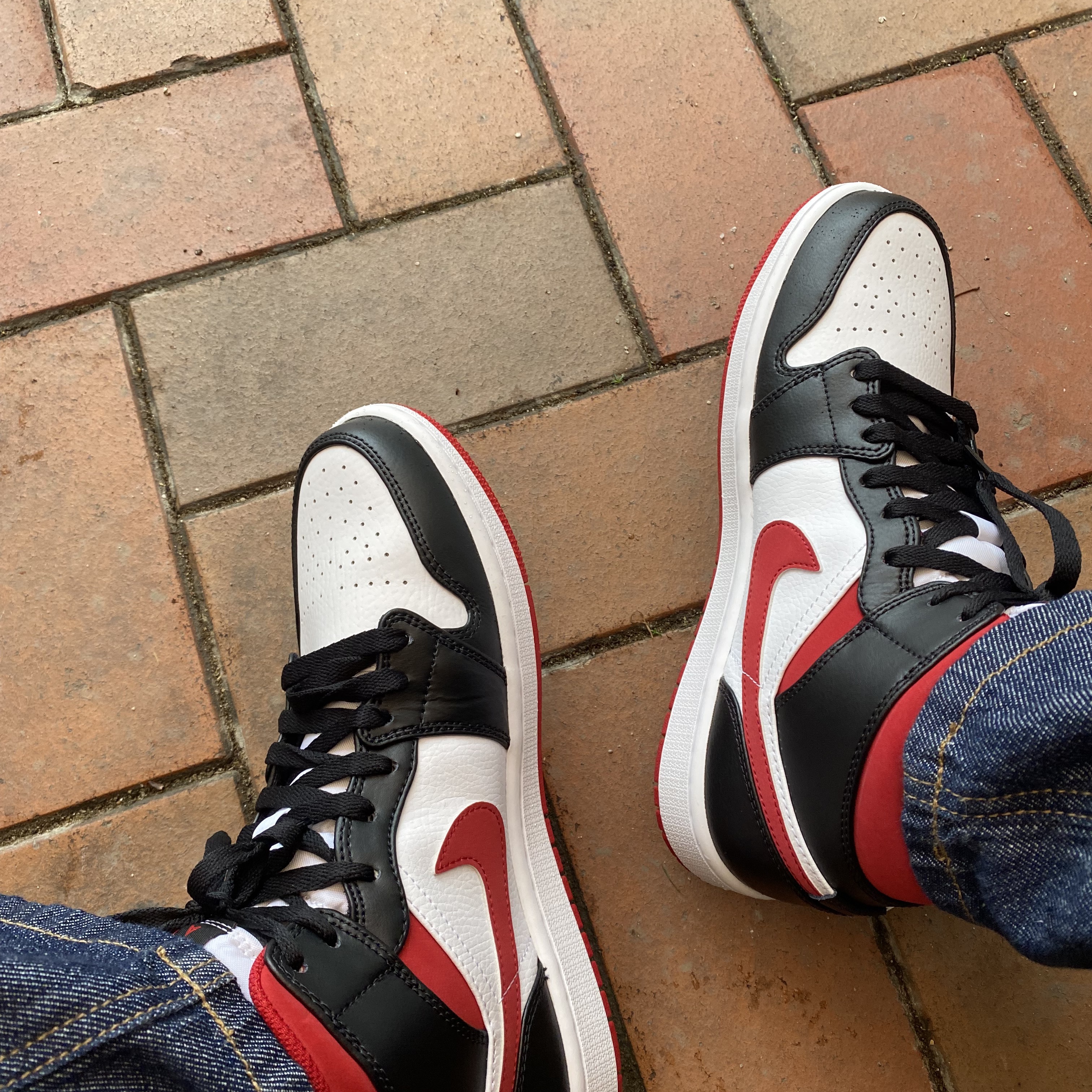 Jordan 1 Mid Gym Red Black White 착용 스타일 - 1