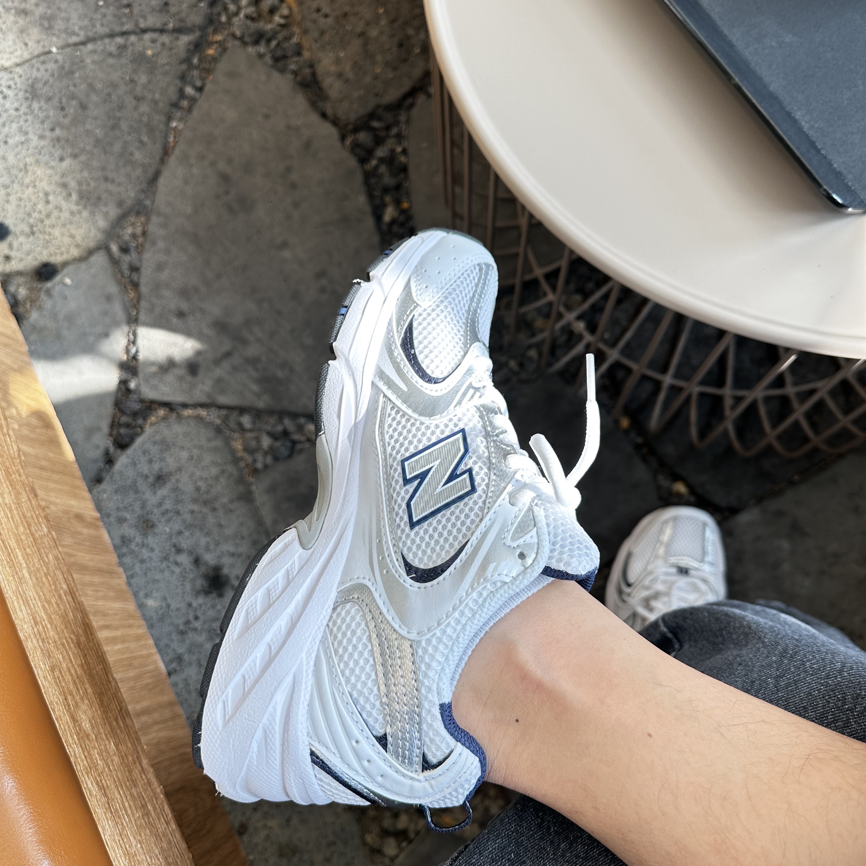 New Balance 530 White 착용 스타일 - 2