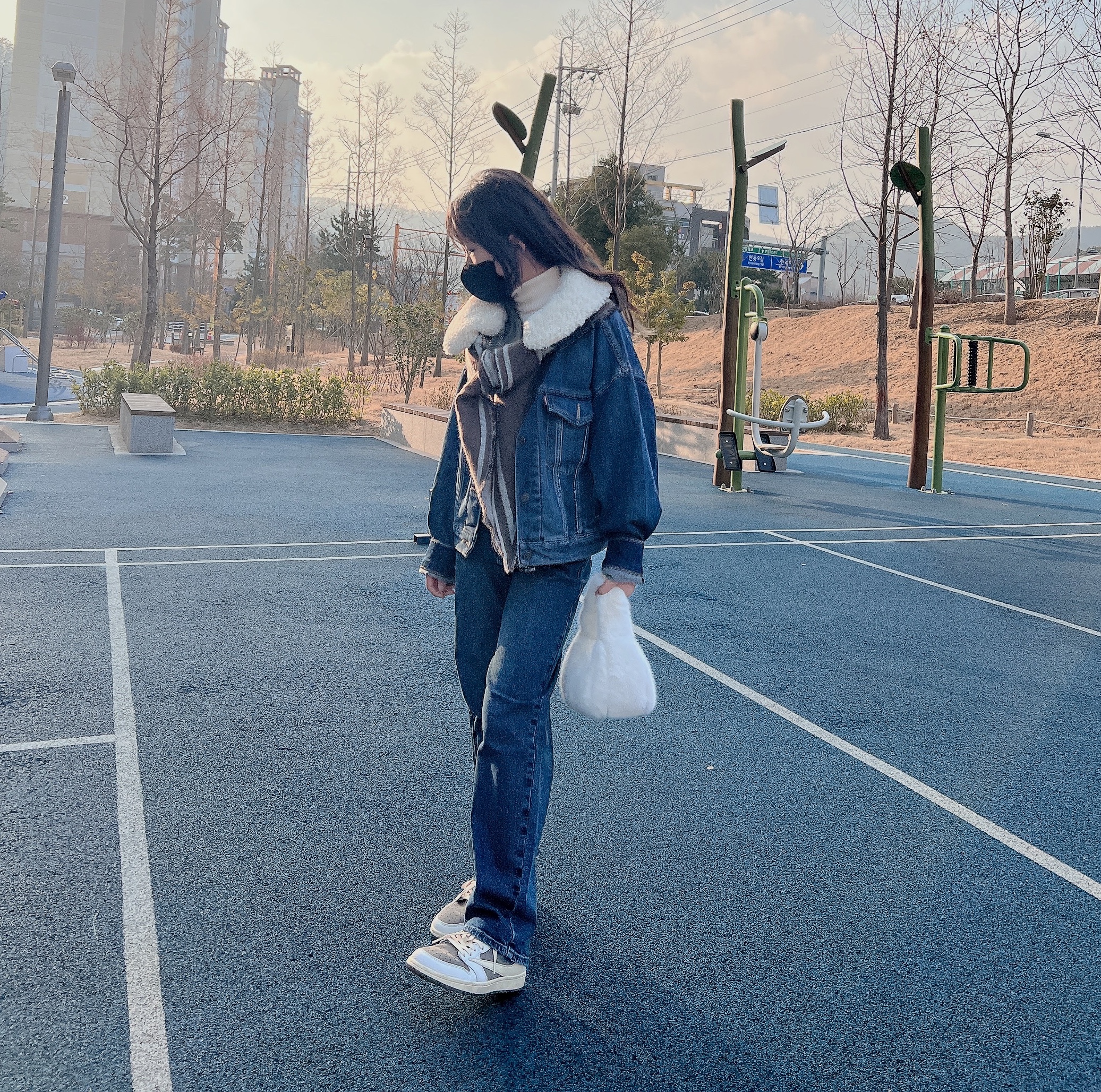 Jordan 1 x Travis Scott Retro Low OG SP Sail and Ridgerock 착용 스타일 - 1
