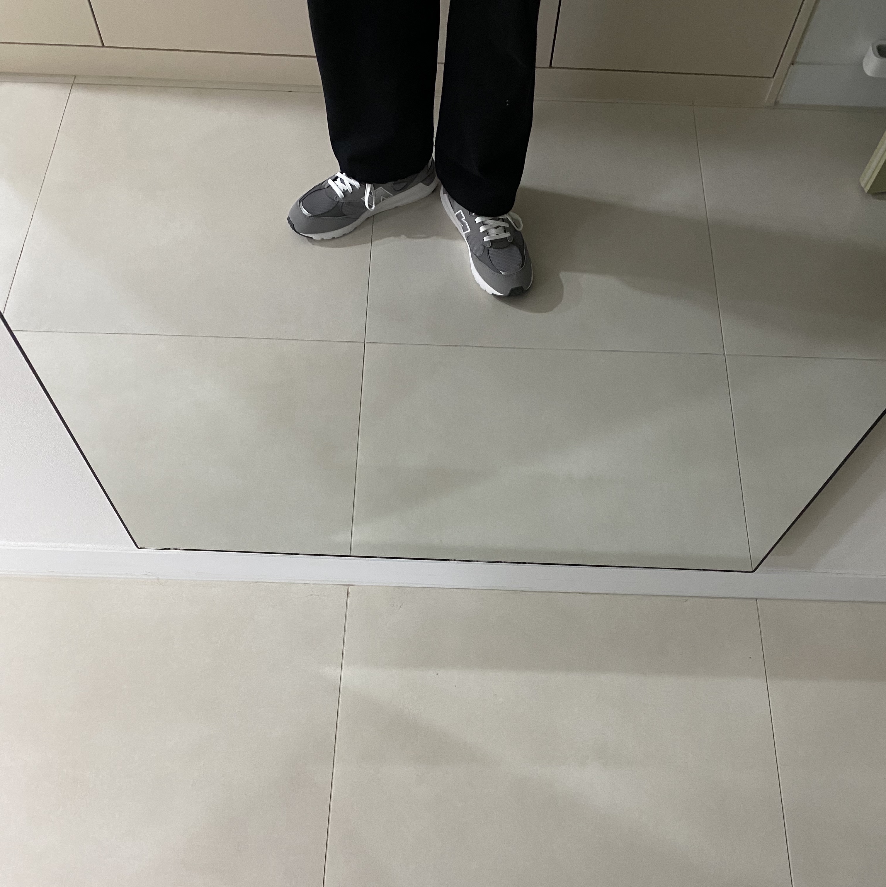 New Balance 109 Grey Silver White 착용 스타일