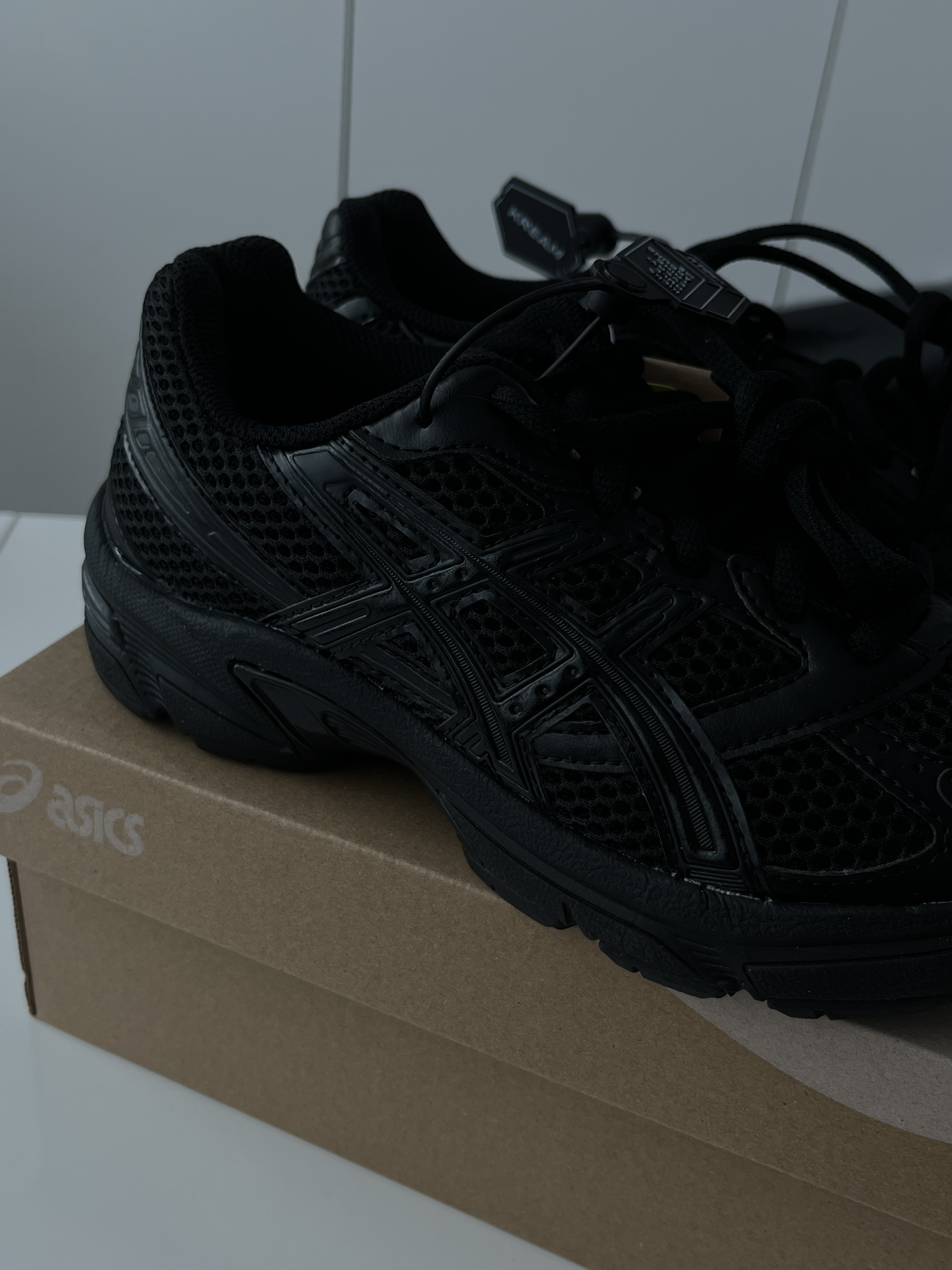 Asics Gel-1130 Black Graphite Grey 착용 스타일 - 1