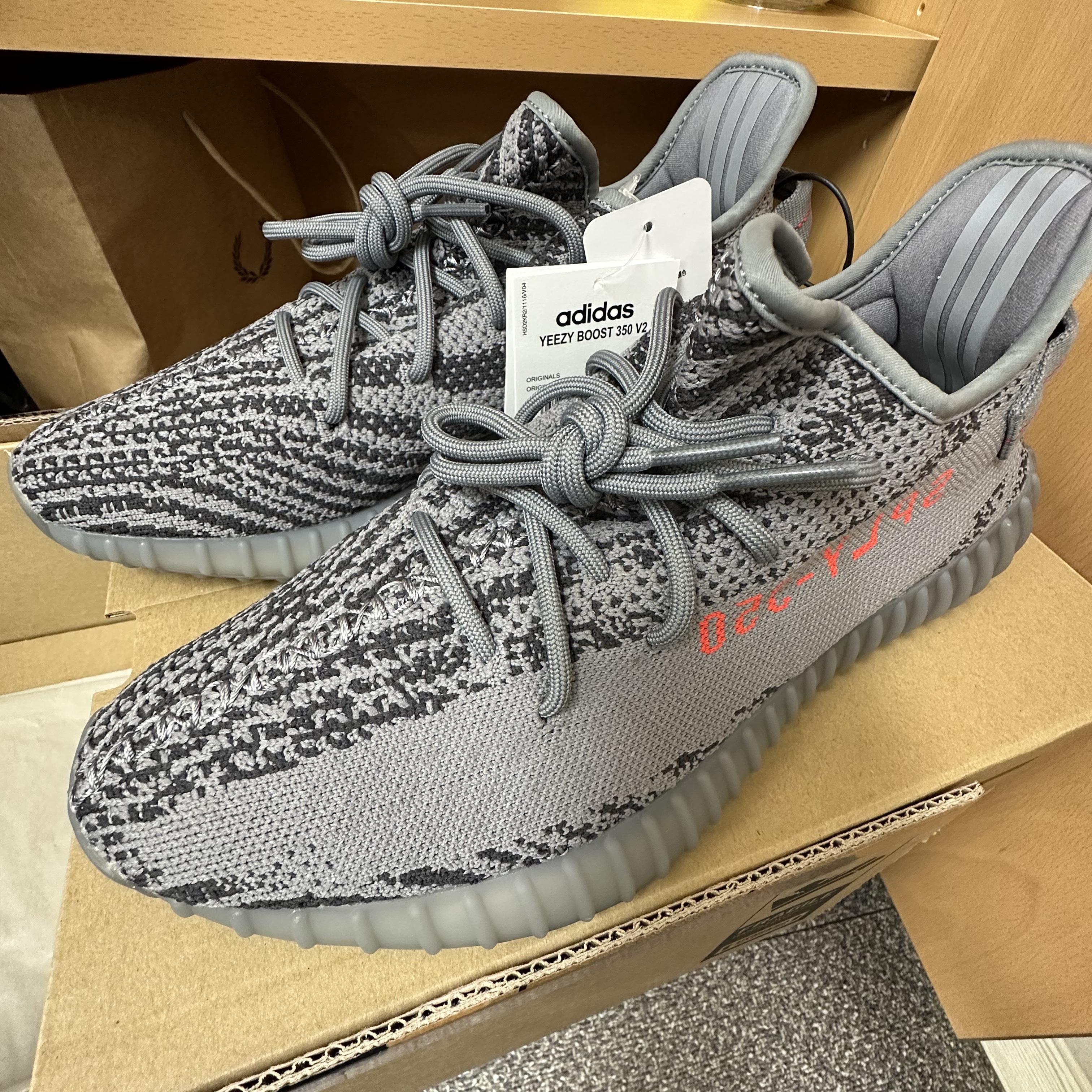 Adidas Yeezy Boost 350 V2 Beluga 2.0 착용 스타일