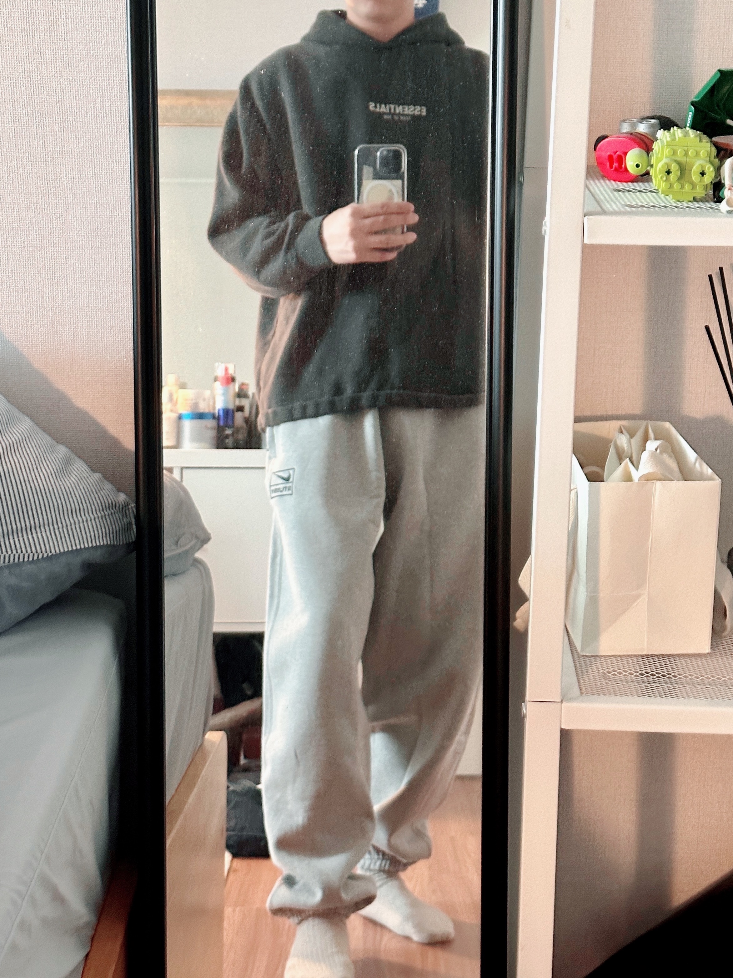 Nike x Stussy NRG Fleece Pants Dark Grey Heather (DO9340-063), Essentials Relaxed Hoodie Iron - 22SS 착용 스타일