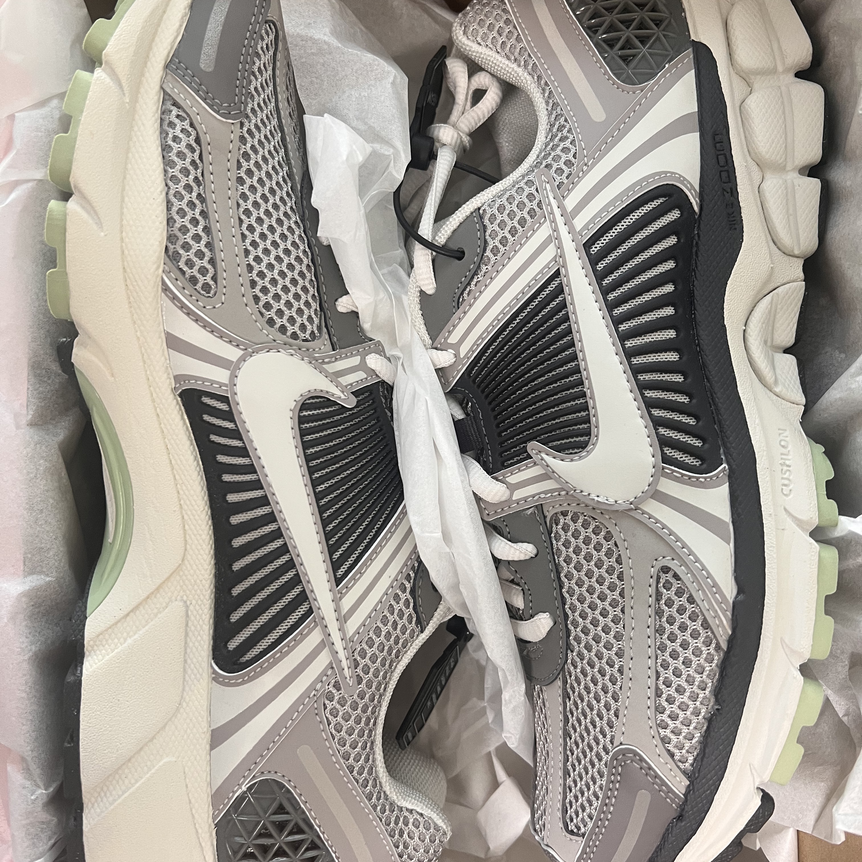 (W) Nike Zoom Vomero 5 Cobblestone and Flat Pewter 착용 스타일