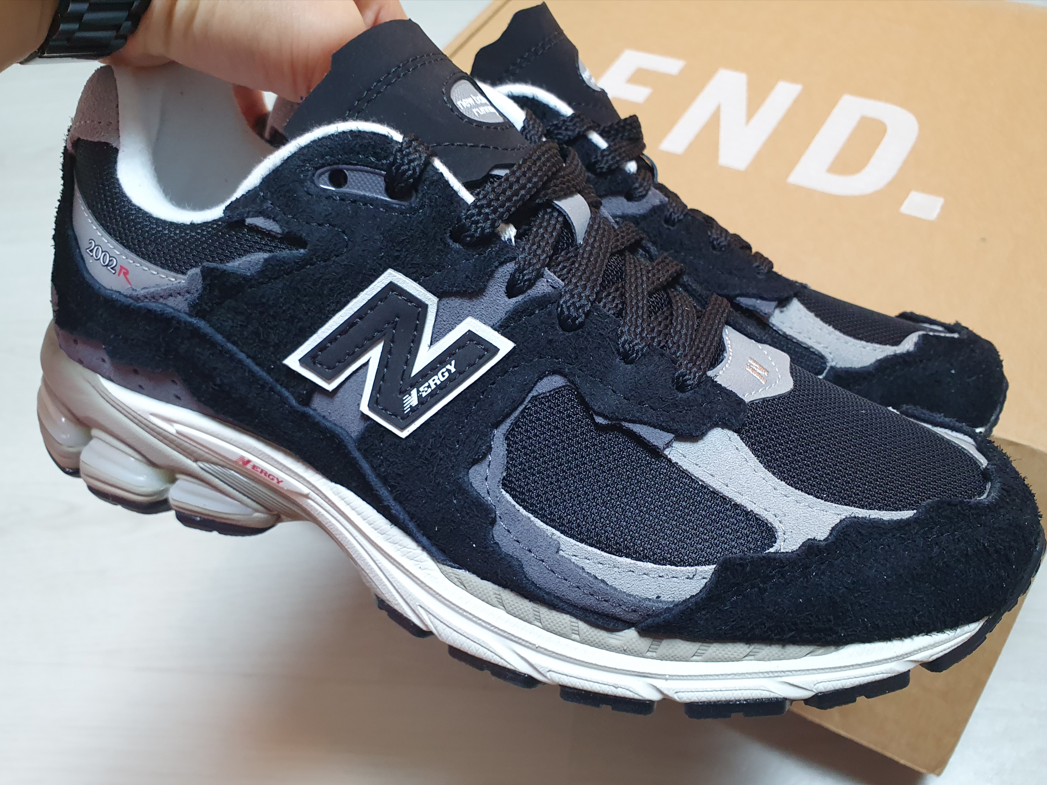 New Balance 2002R Protection Pack Navy, New Balance 2002R Protection Pack Black Grey 착용 스타일 - 5