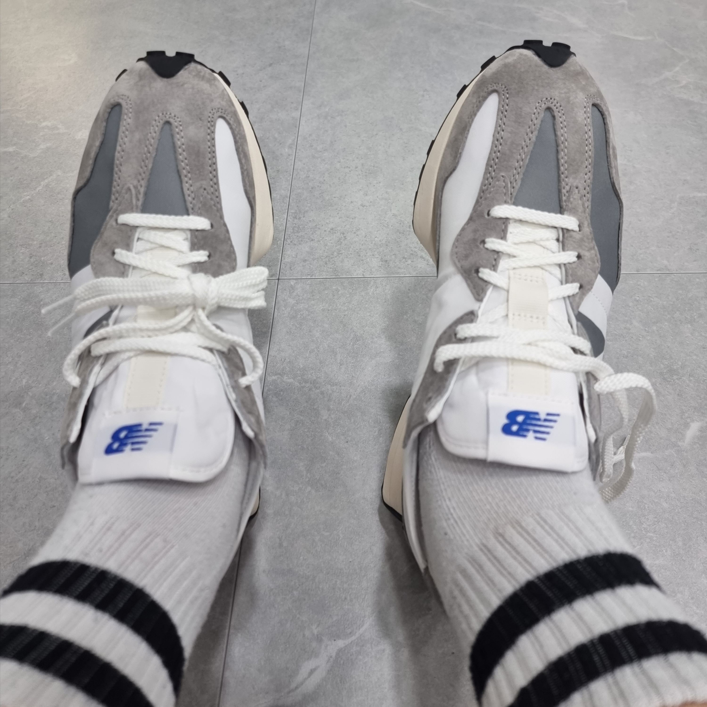 New Balance 327 Grey 착용 스타일 - 4