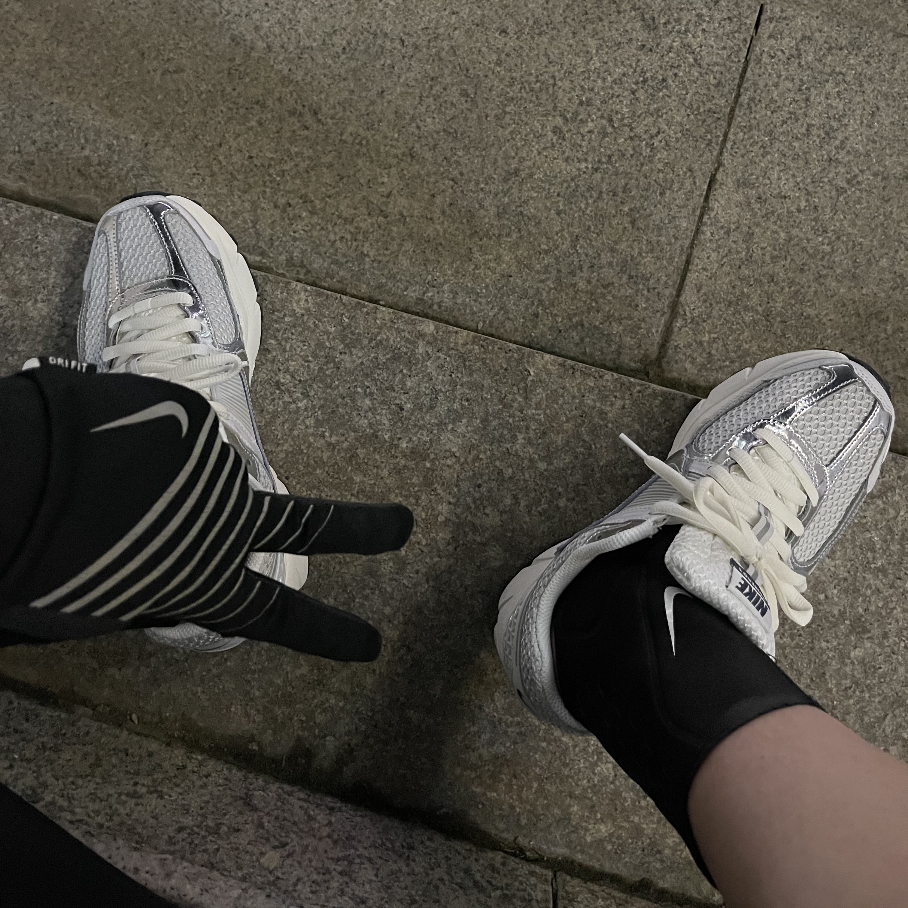 (W) Nike Zoom Vomero 5 Photon Dust and Metallic Silver 착용 스타일