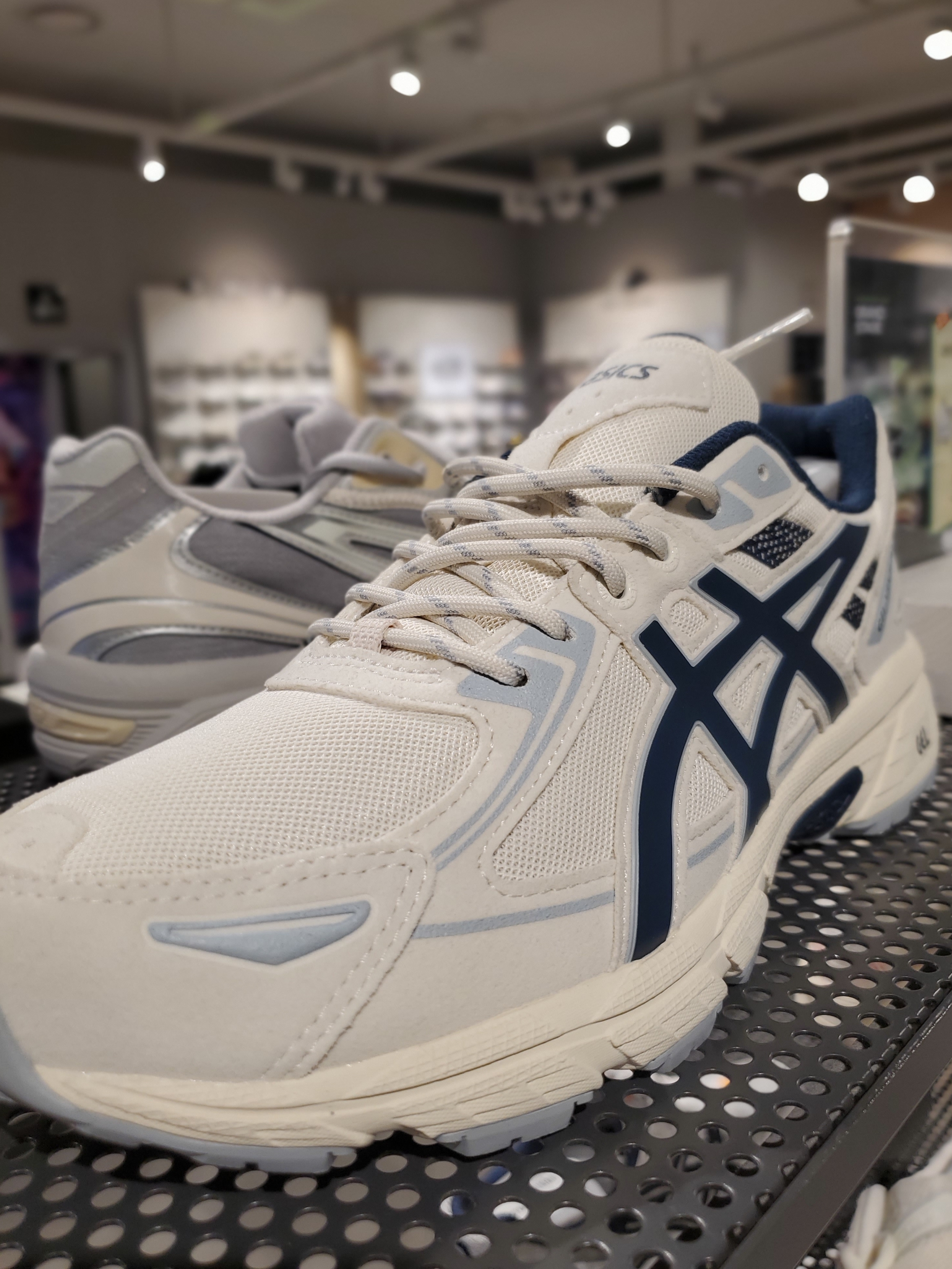 Asics Gel-NYC Cream Steel Grey, (W) Asics Gel-Venture 6 Glacier Grey Sheet Rock 착용 스타일 - 3