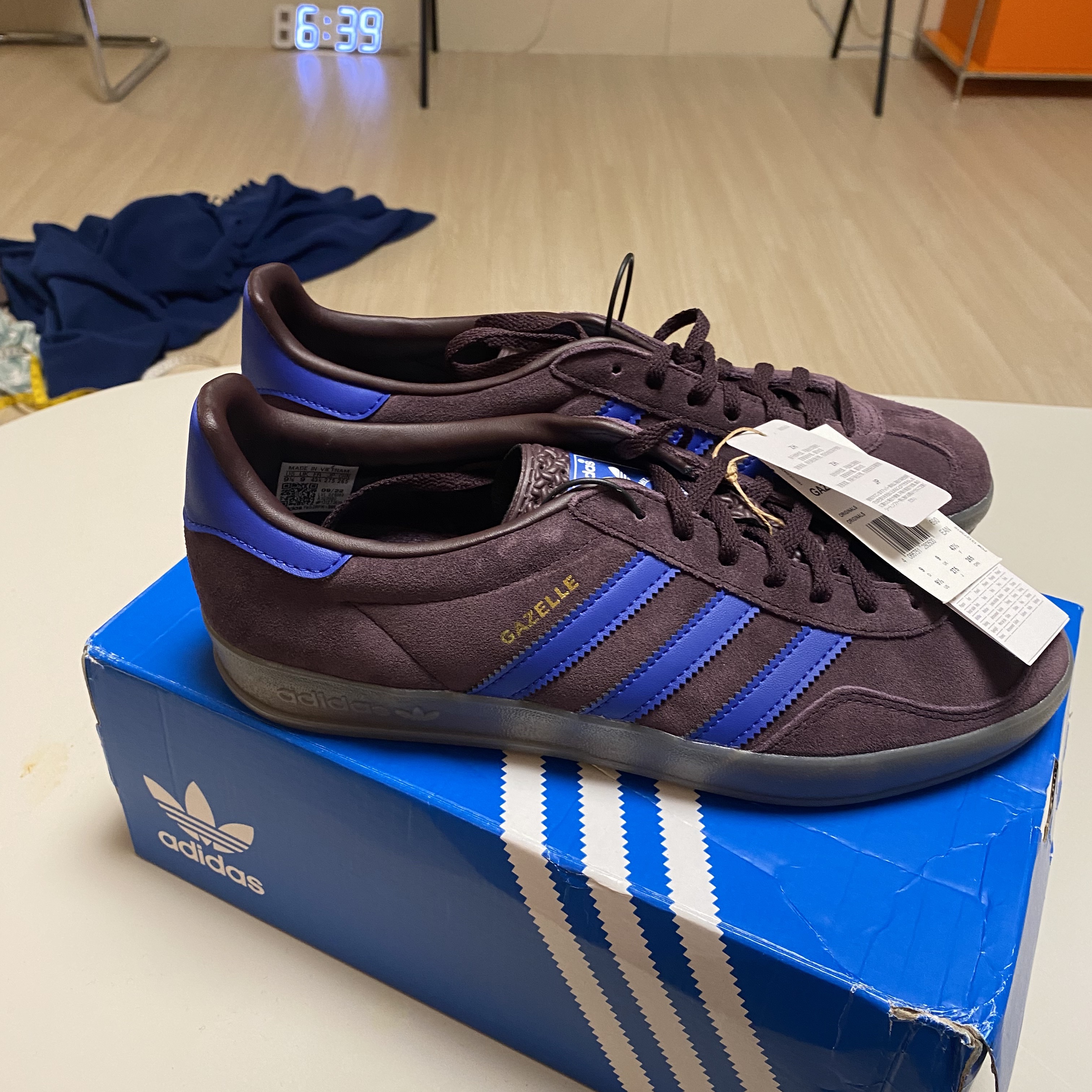 Adidas Gazelle Indoor Shadow Maroon 착용 스타일 - 2
