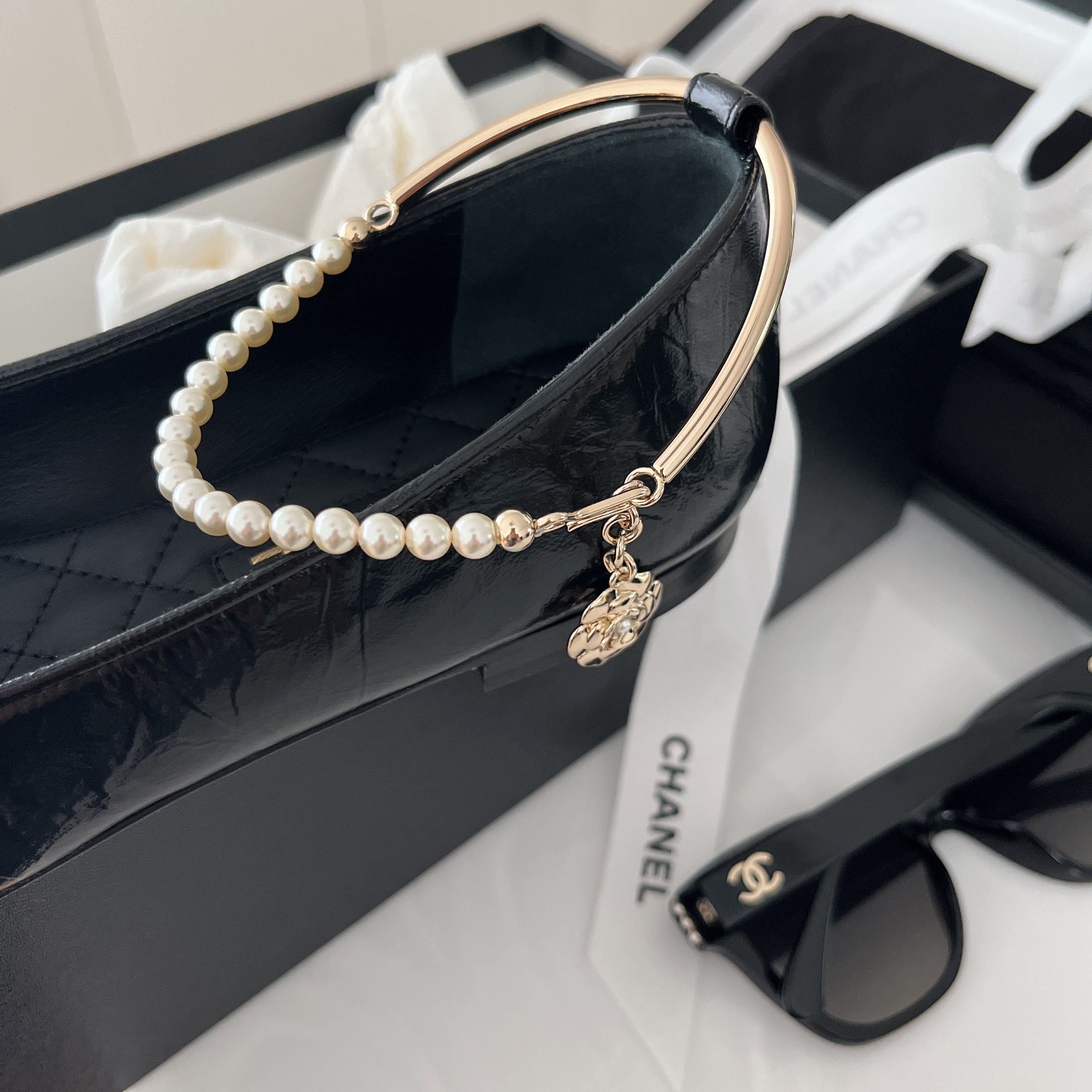 (W) Chanel Ballerina Flat Shiny Lambskin Metal Imitation Pearls & Black 착용 스타일