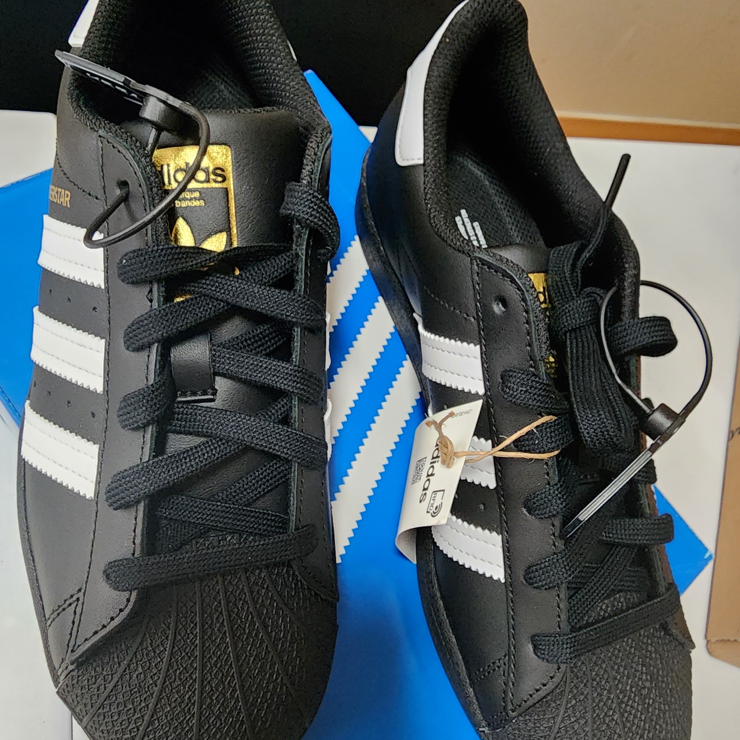 Adidas Superstar Core Black White 착용 스타일 - 2