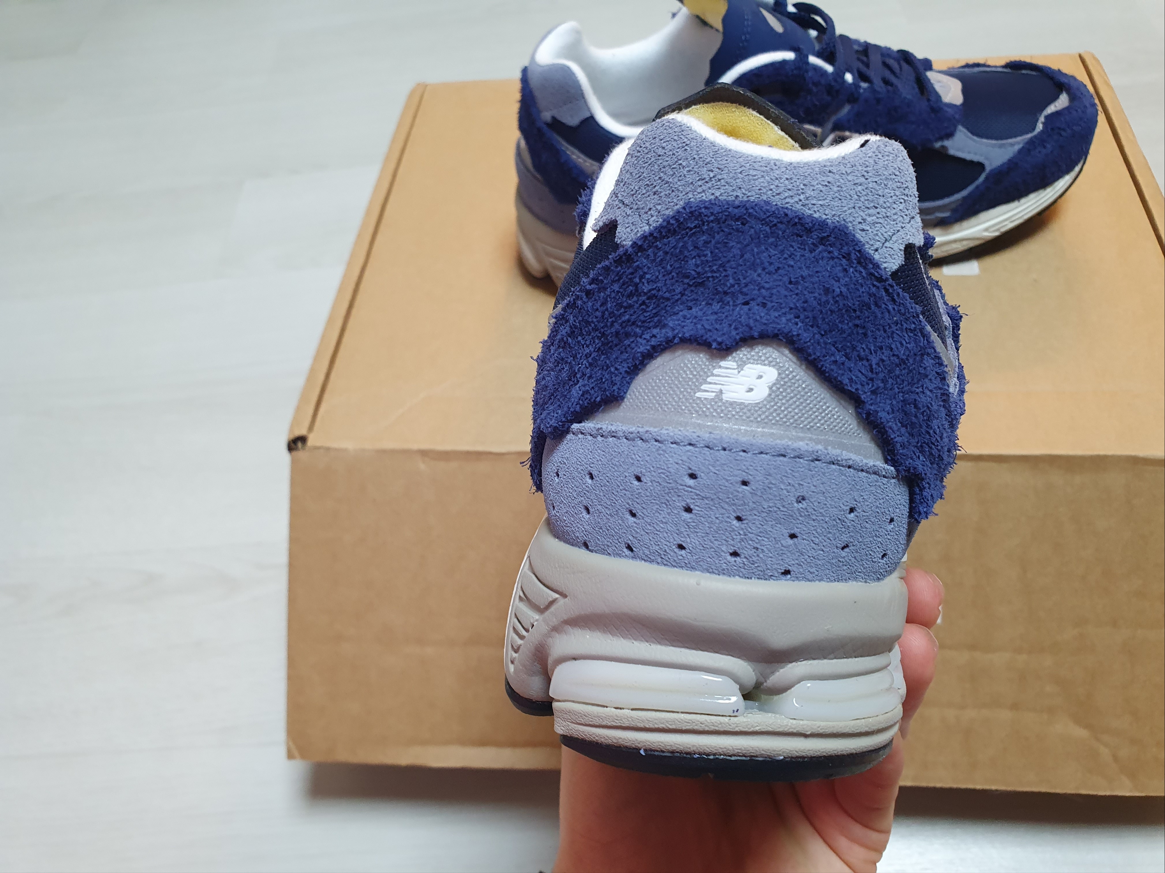 New Balance 2002R Protection Pack Navy, New Balance 2002R Protection Pack Black Grey 착용 스타일 - 3