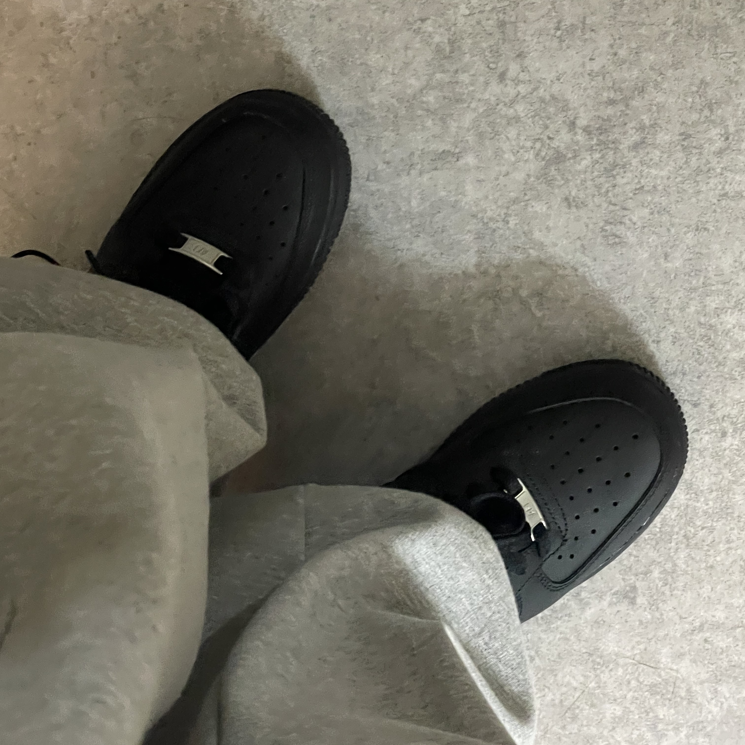 (W) Nike Air Force 1 '07 Low Triple Black 착용 스타일 - 3