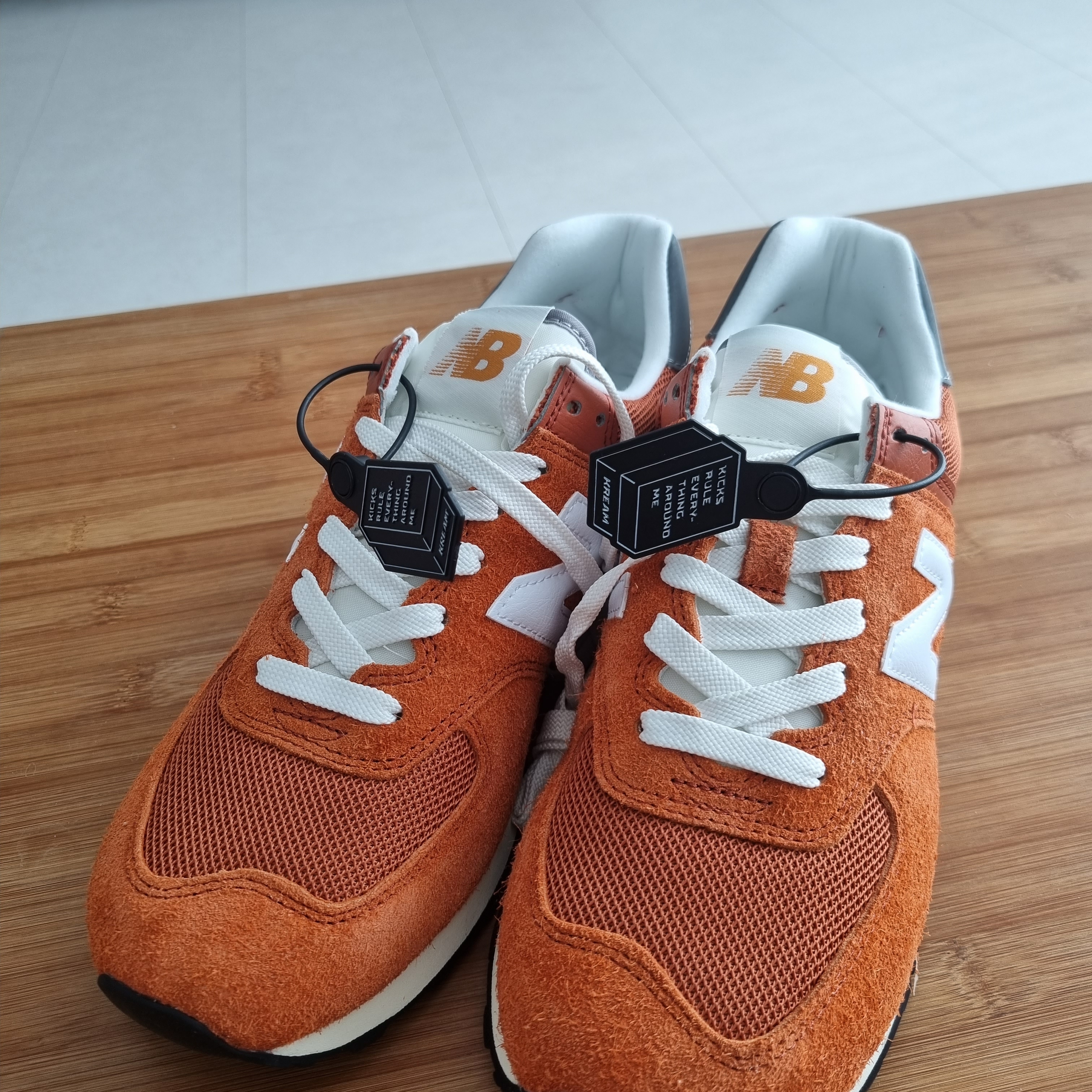 New Balance 574 Heritage Orange Burst White 착용 스타일 - 1