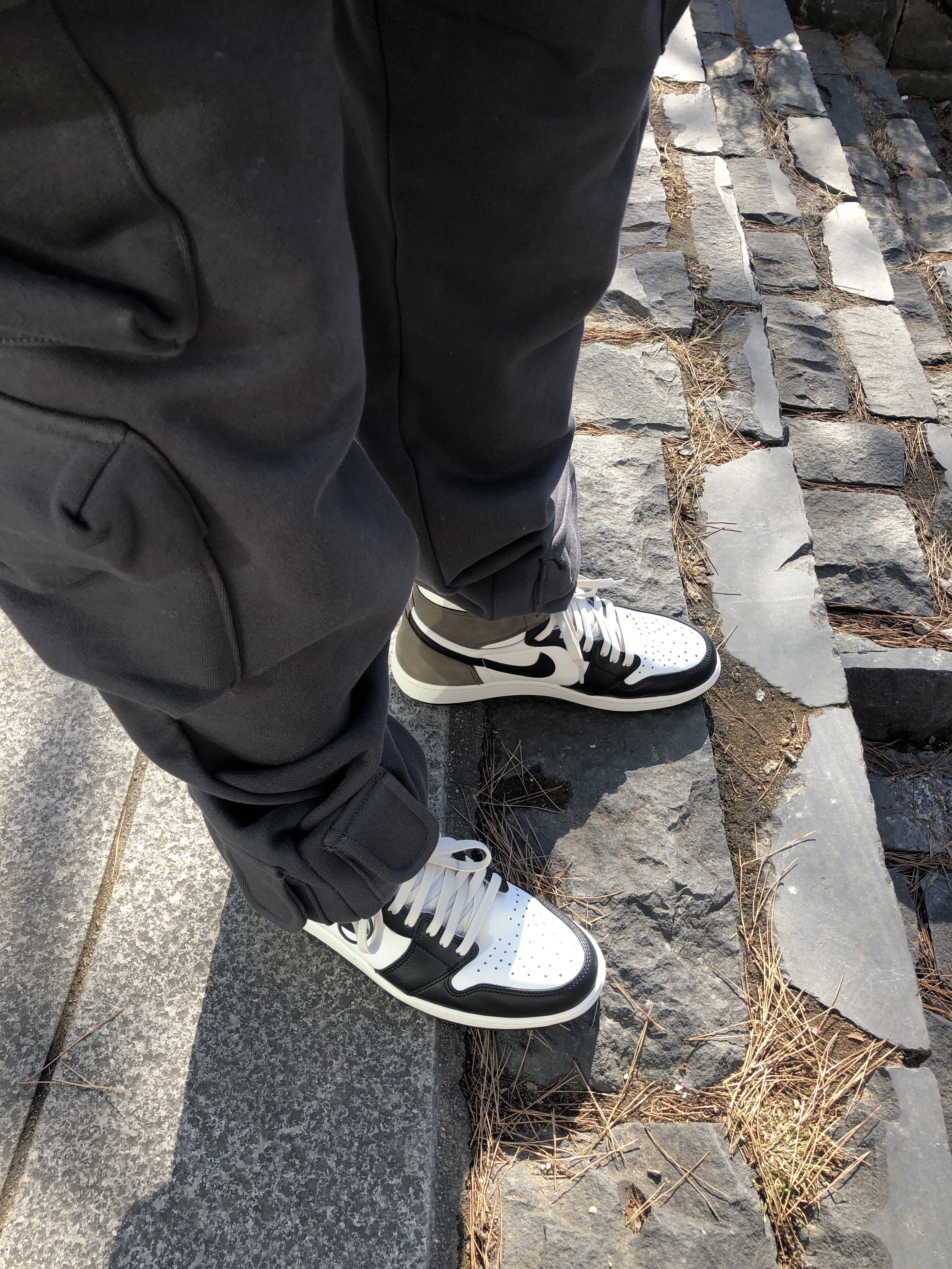 Jordan 1 Retro High OG Black Mocha 착용 스타일 - 1