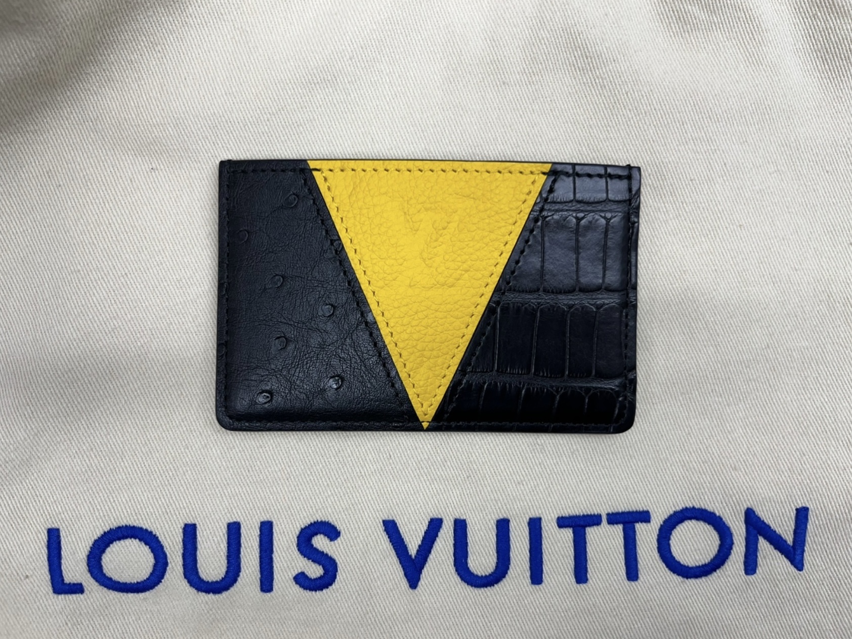 Louis Vuitton Ostrich Taurillon Crocodilien Mat Double Card Holder Black Yellow 착용 스타일
