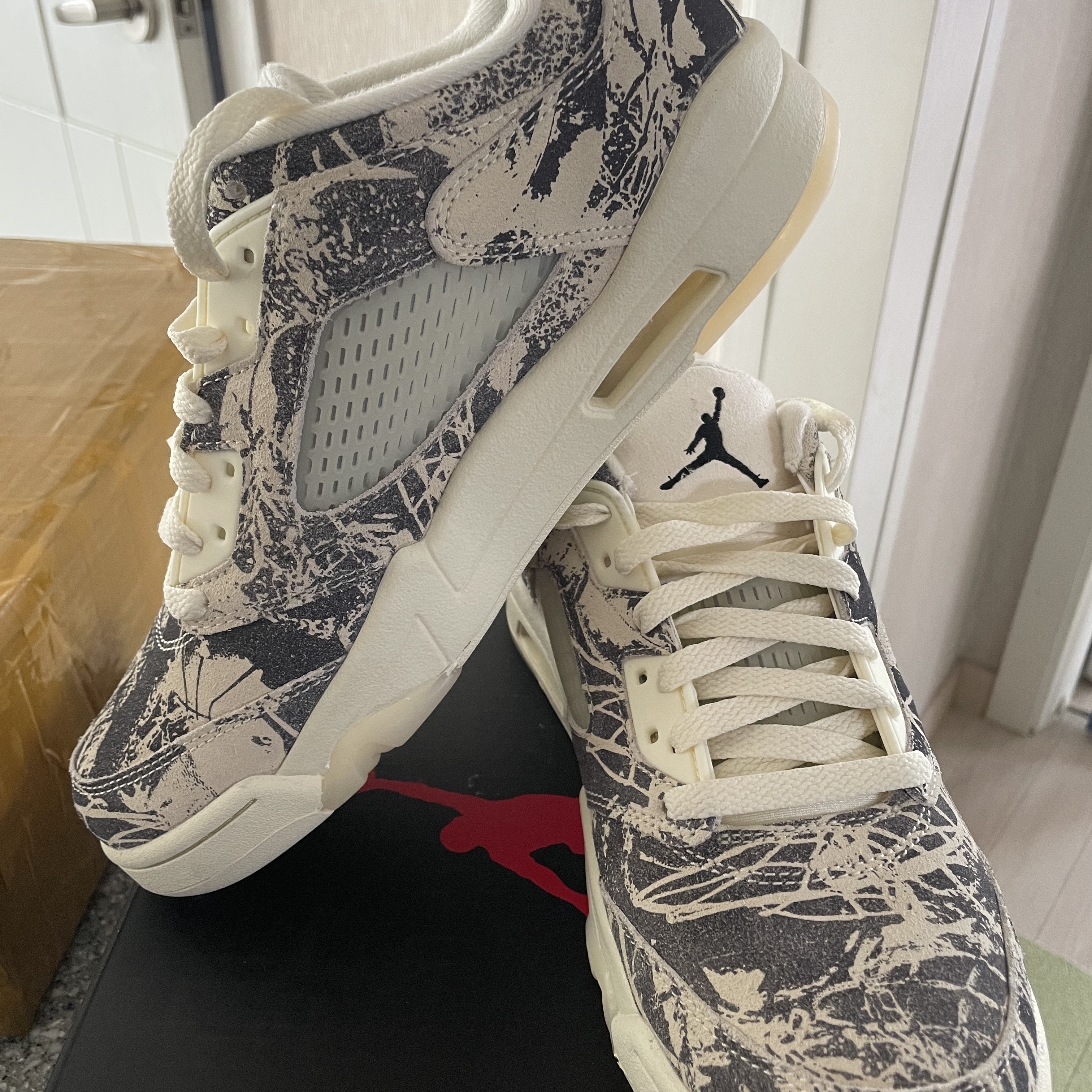 (W) Jordan 5 Retro Low Girls That Hoop Coconut Milk 착용 스타일 - 1