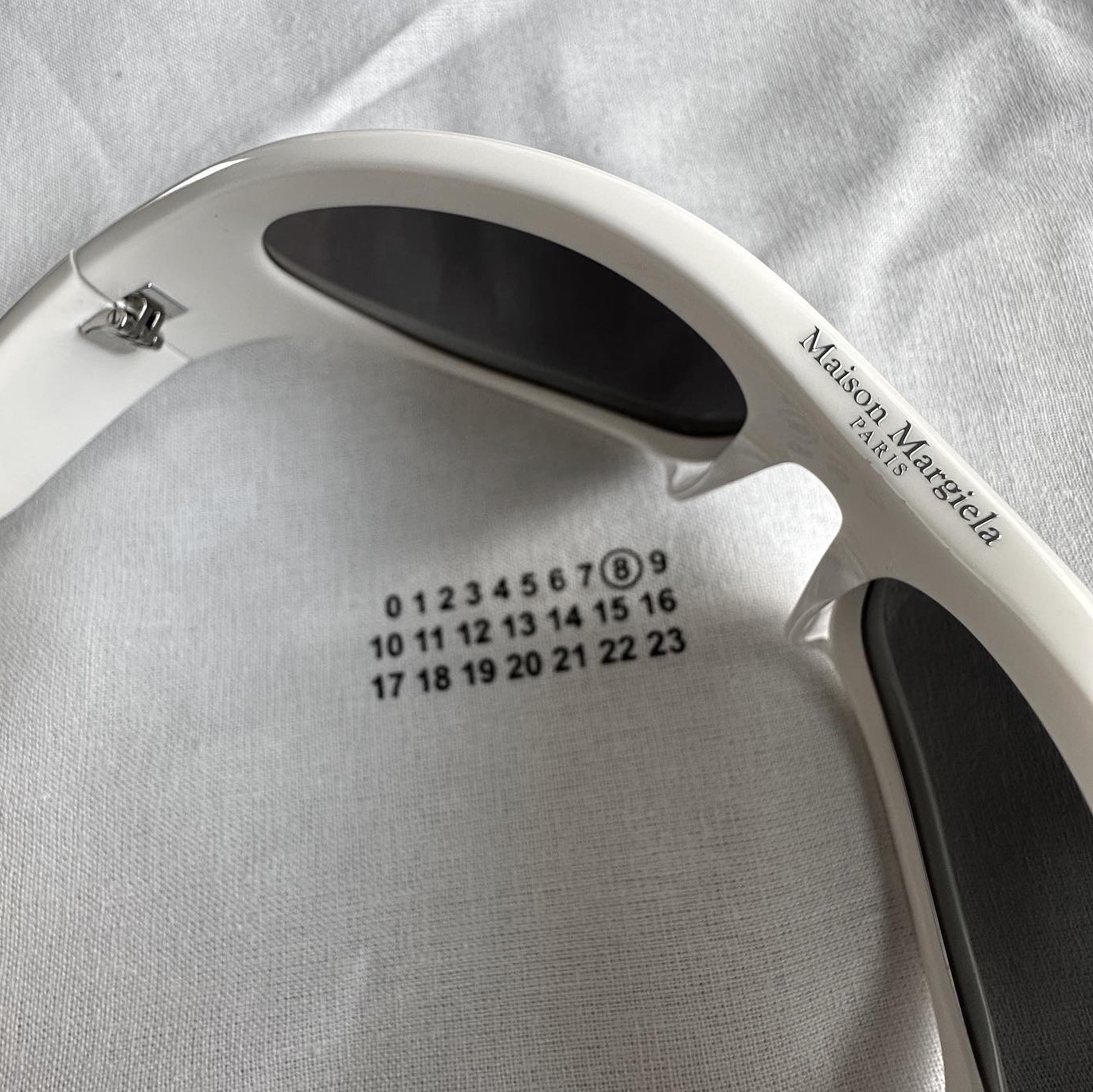 Gentle Monster x Maison Margiela MM003 White Black 착용 스타일 - 1