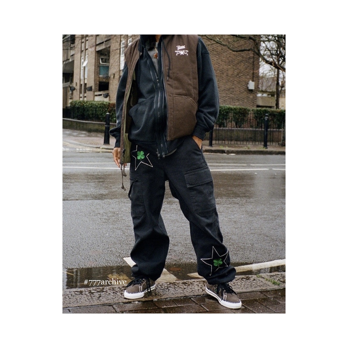 Converse x Patta One Star Pro Ox Java, Converse x Patta Four Leaf Clover Cargo Pants Black 착용 스타일 - 1