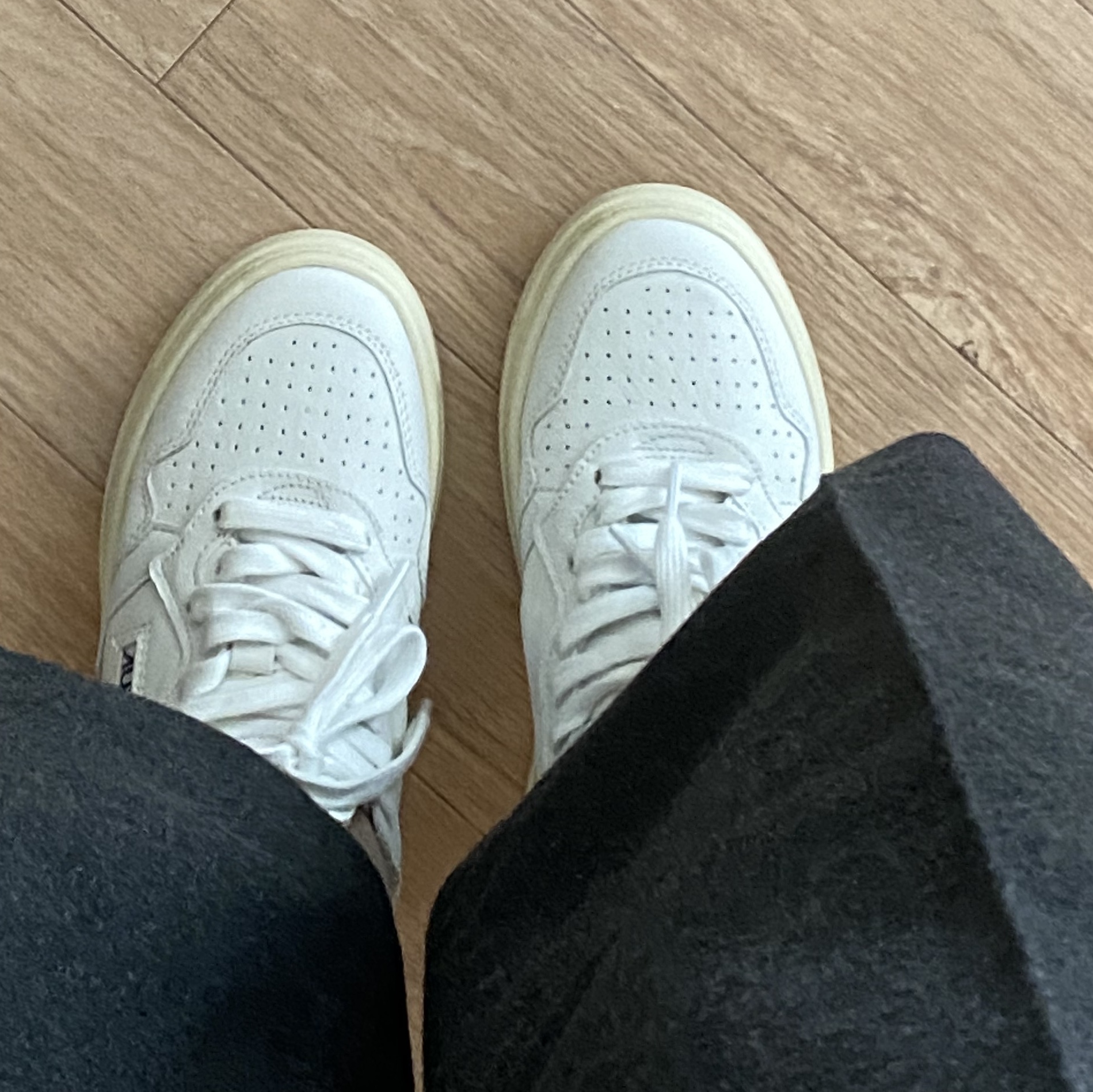 (W) Autry Medalist Low Goatskin Sneakers White 착용 스타일