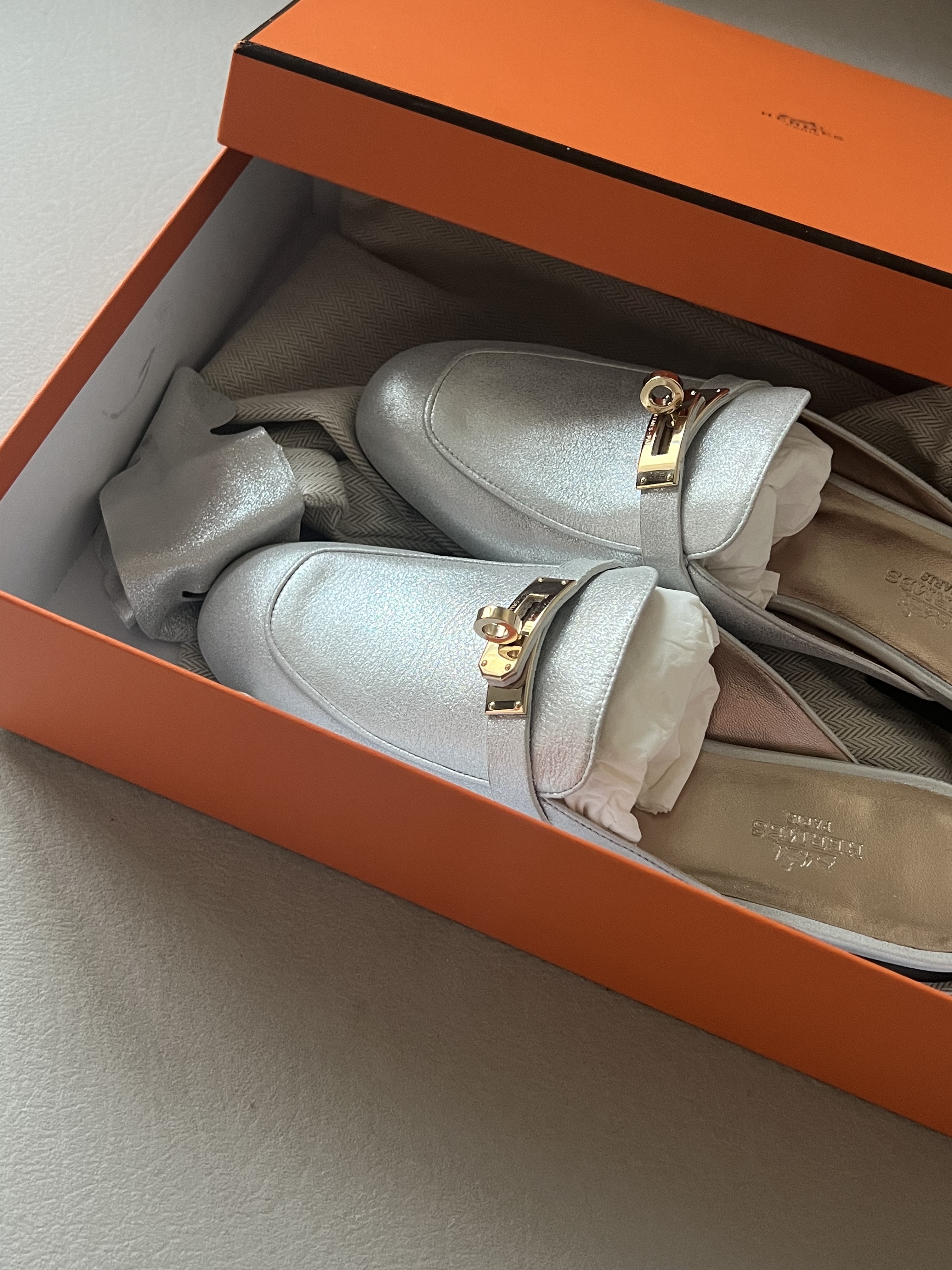 (W) Hermes Oz Mule Calfskin & Permabrass Blanc 착용 스타일 - 1