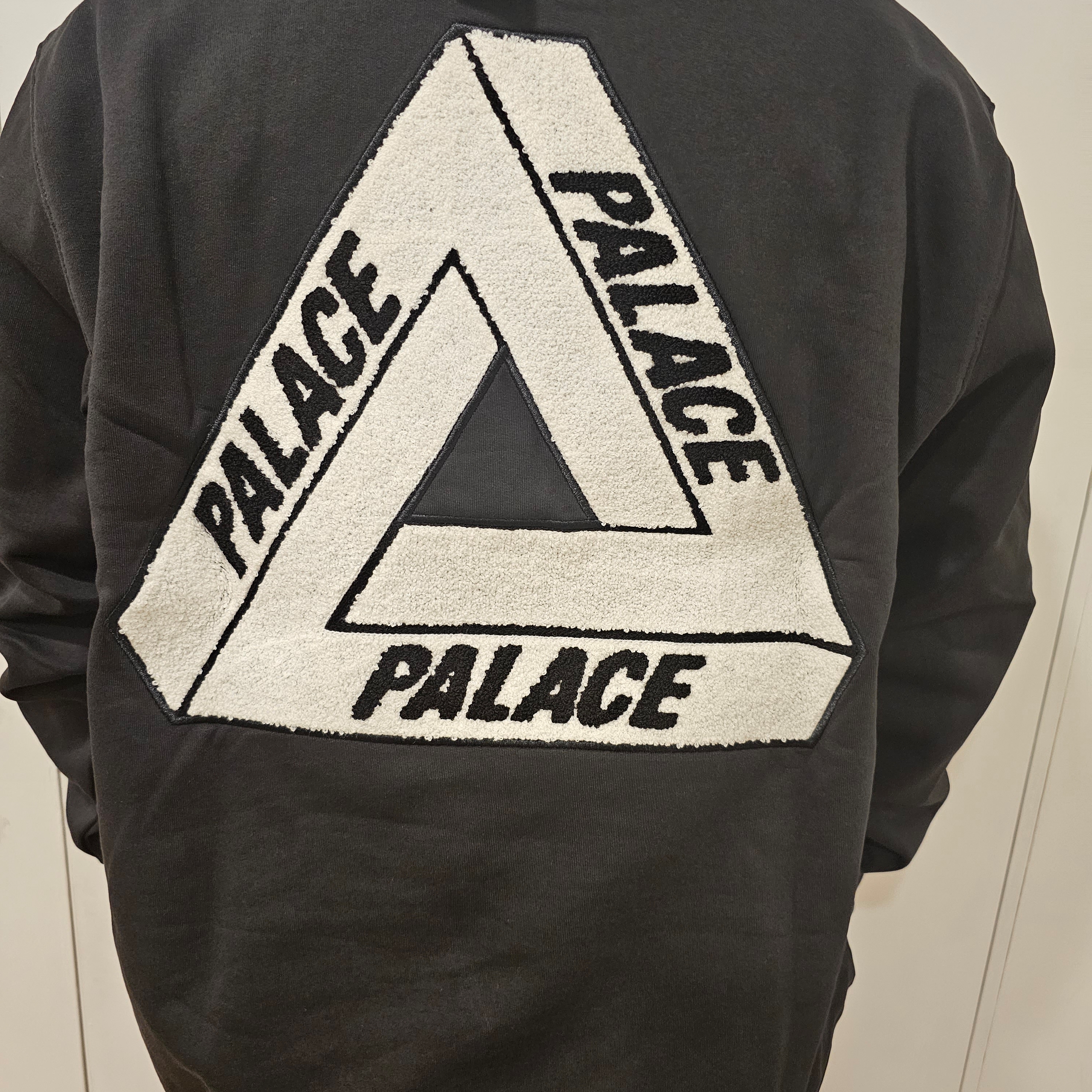Palace Fleece Tri-Ferg Crew Black - 23SS 착용 스타일