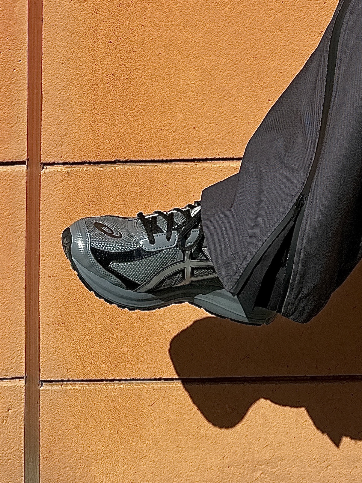 Asics Jog 100 S Steel Grey - 2E Wide 착용 스타일 - 3