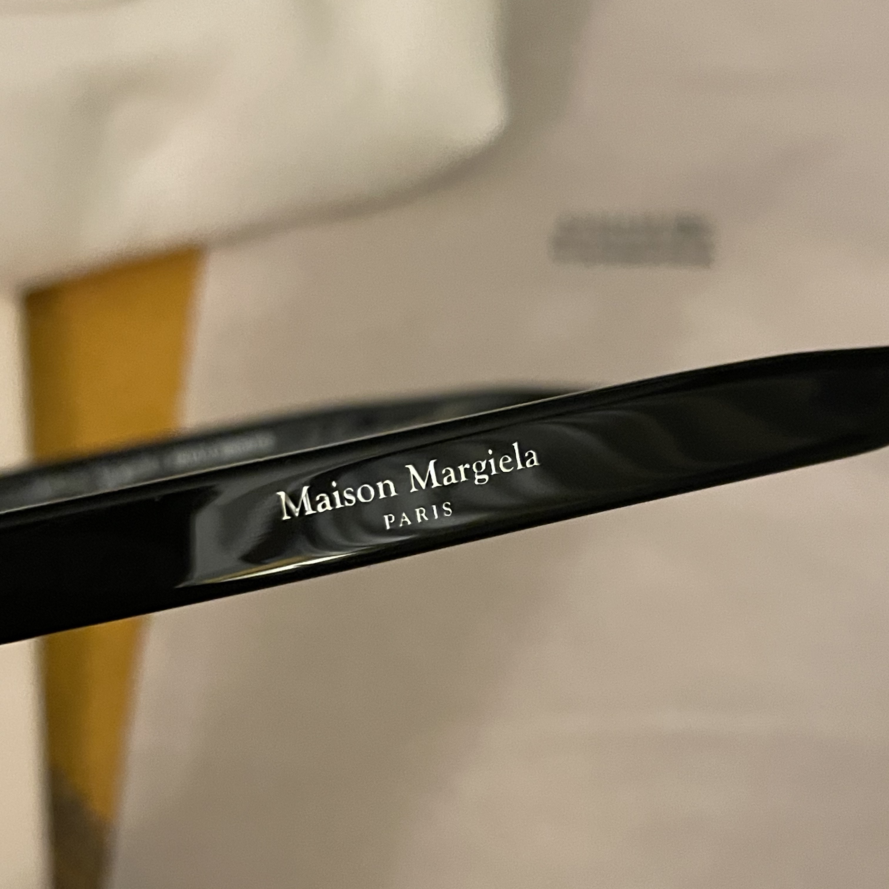 Gentle Monster x Maison Margiela MM010 Clear Black 착용 스타일 - 3