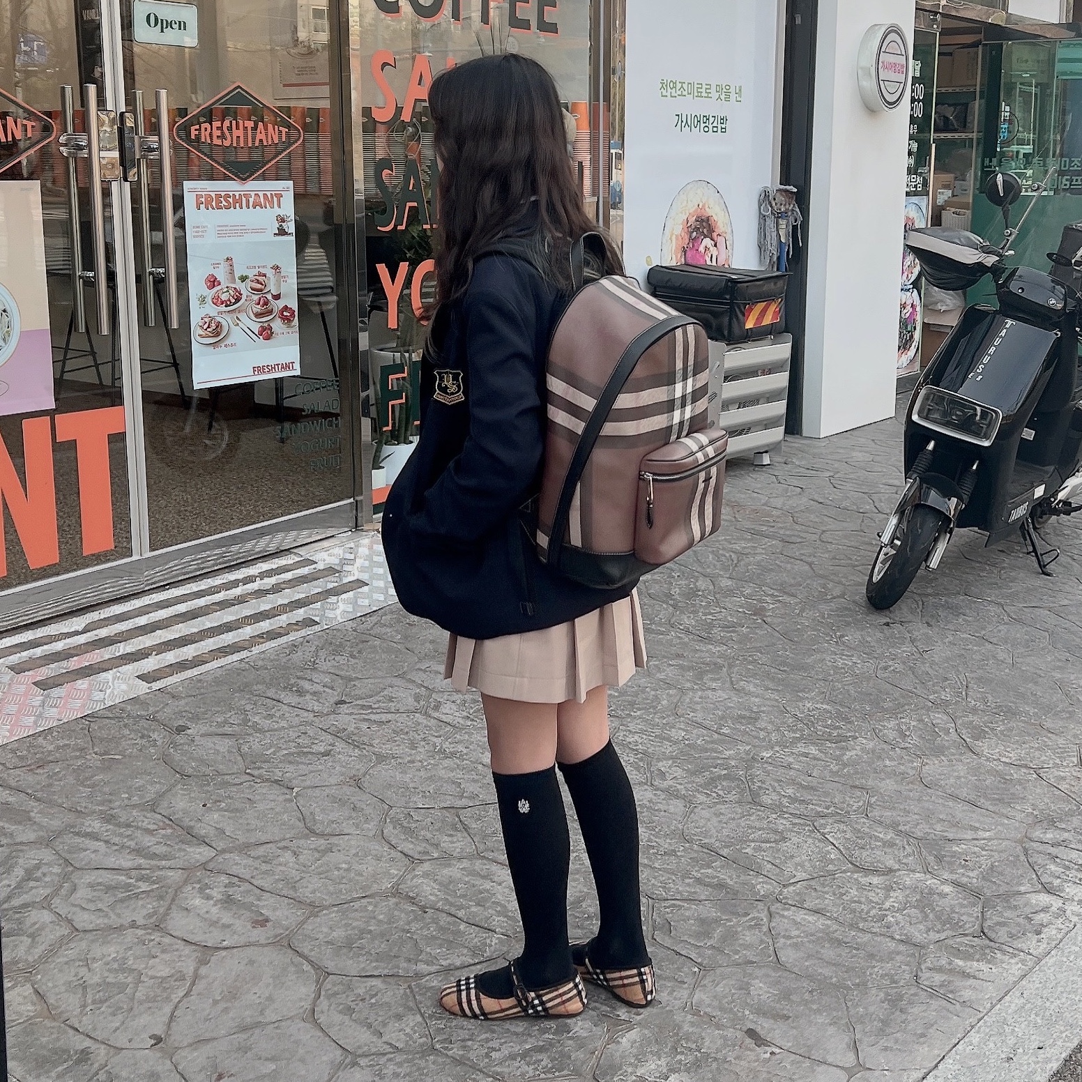 Burberry Check JETT Canvas Backpack Dark Birch Brown 착용 스타일 - 1
