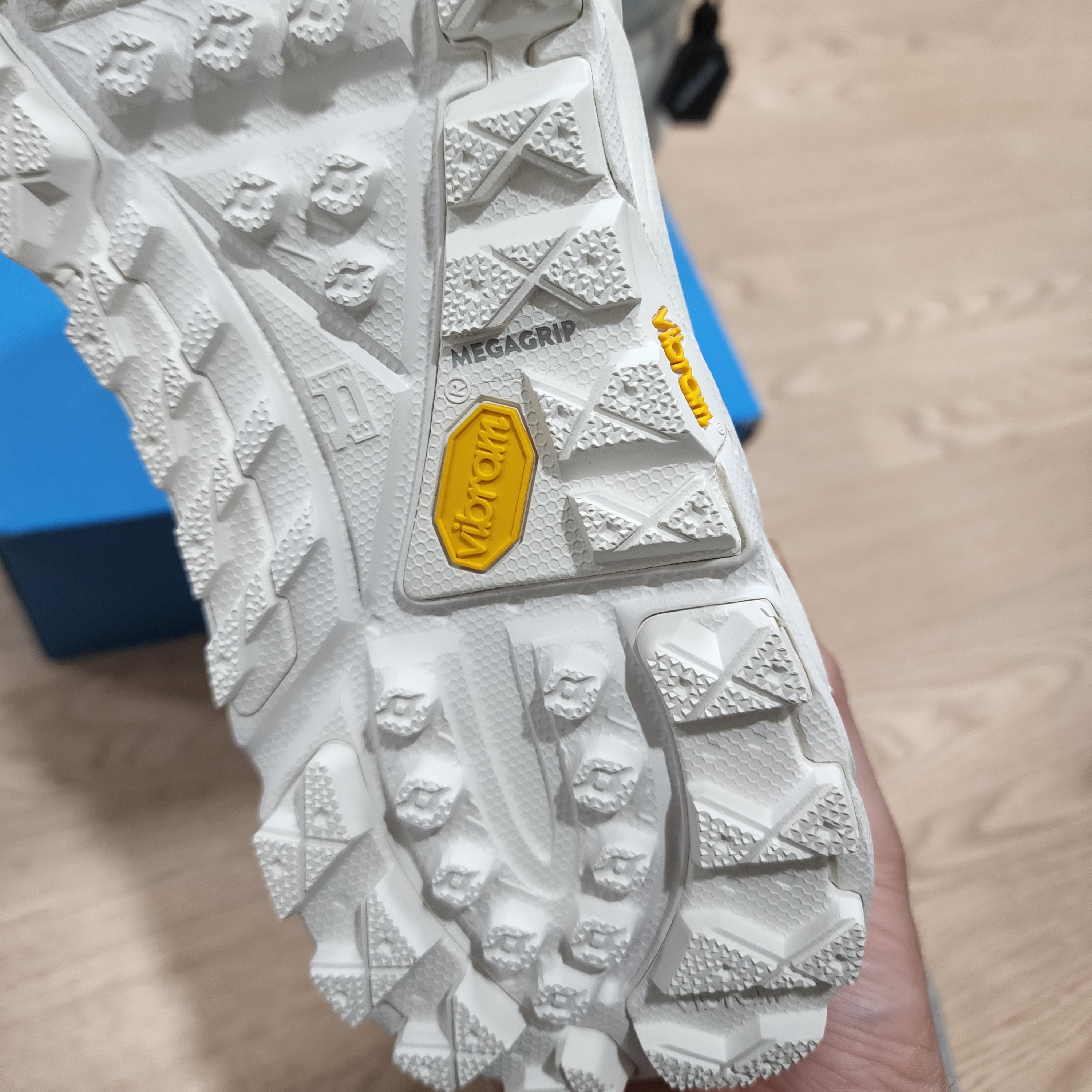 Hoka x Opening Ceremony Tor Ultra Hi 착용 스타일 - 3