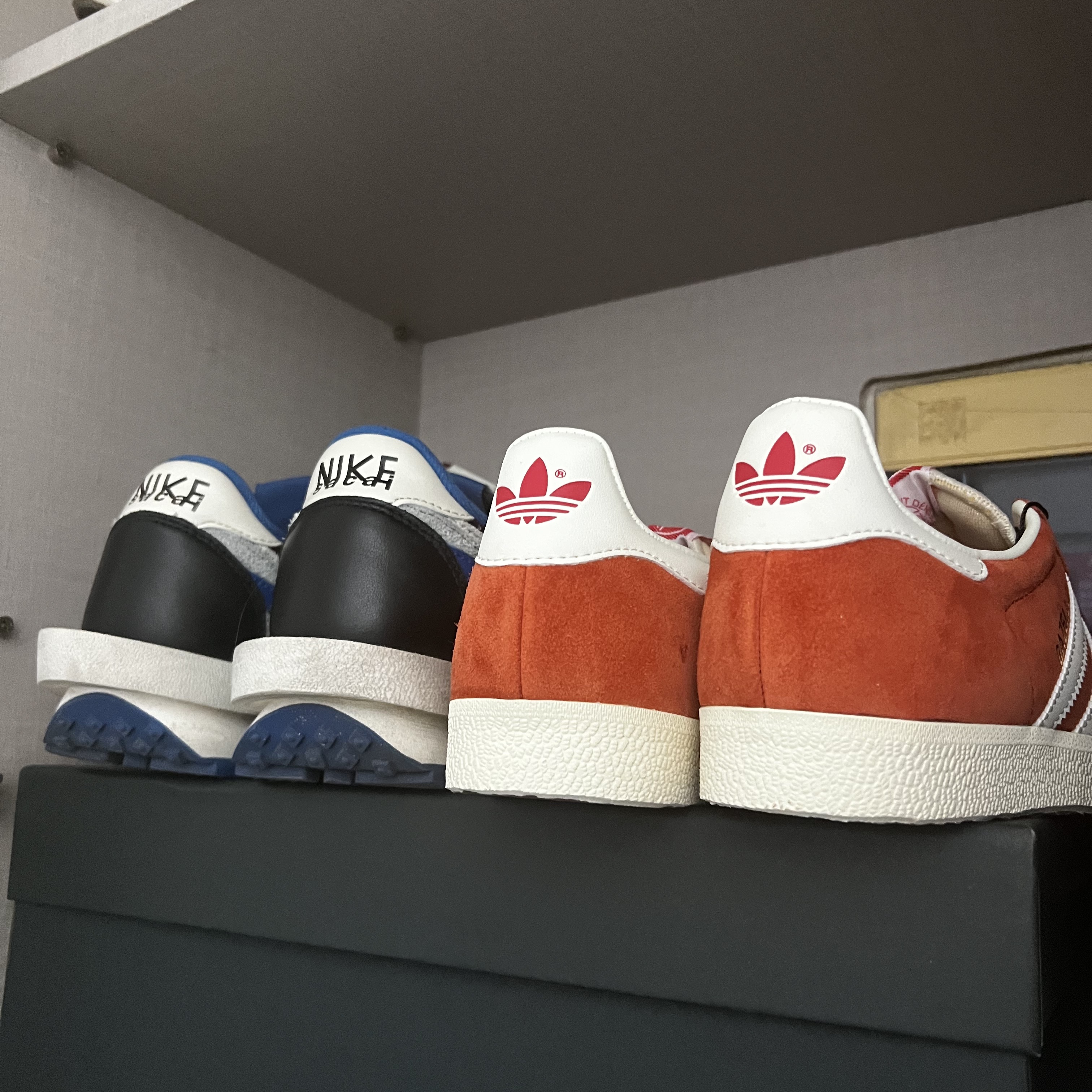 Adidas Gazelle Preloved Red Off White, Nike x Sacai x Undercover LDWaffle Night Maroon Team Royal 착용 스타일 - 1